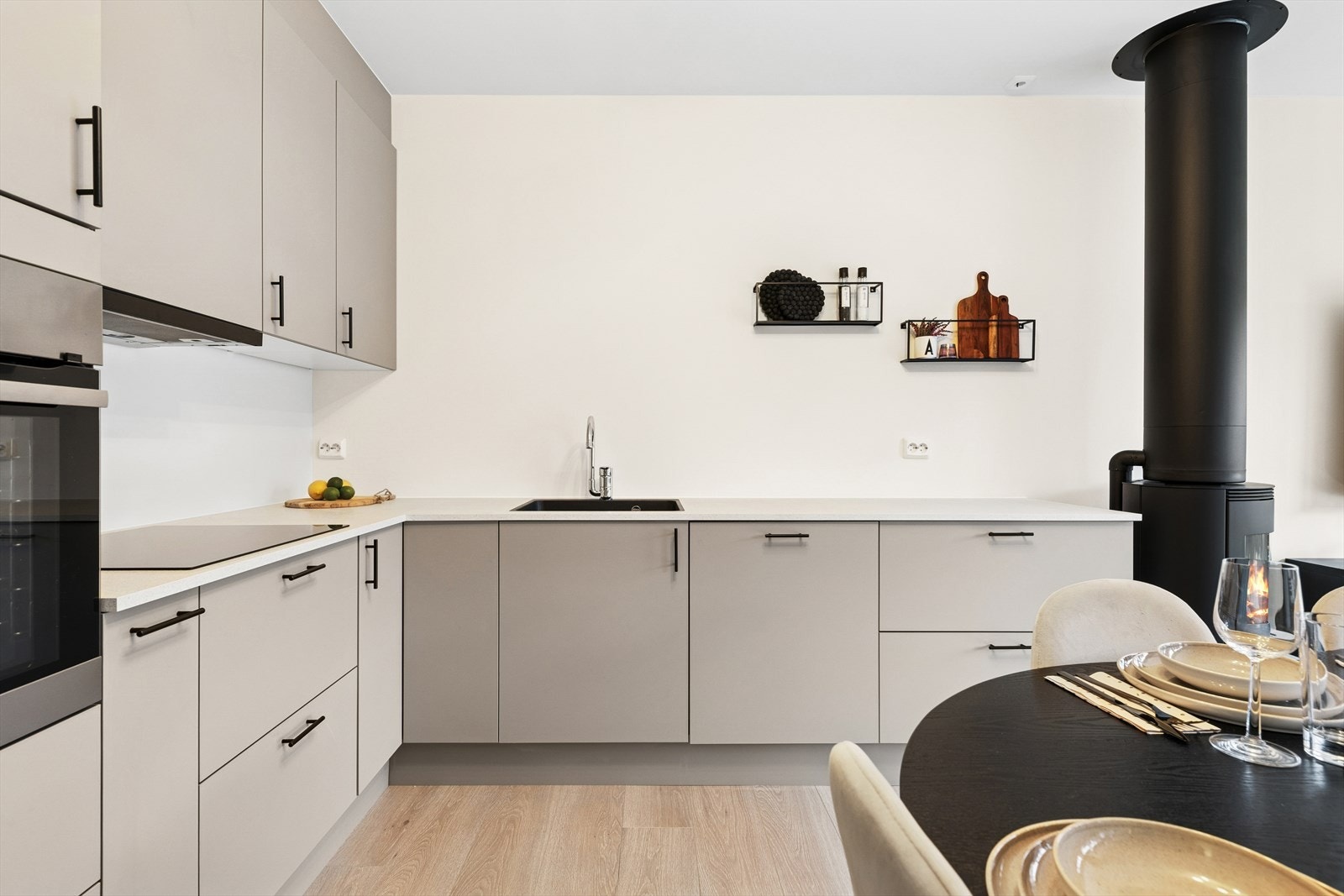 Her får du et praktisk og moderne kjøkken med god plass til matlaging og samvær. Galleribilde