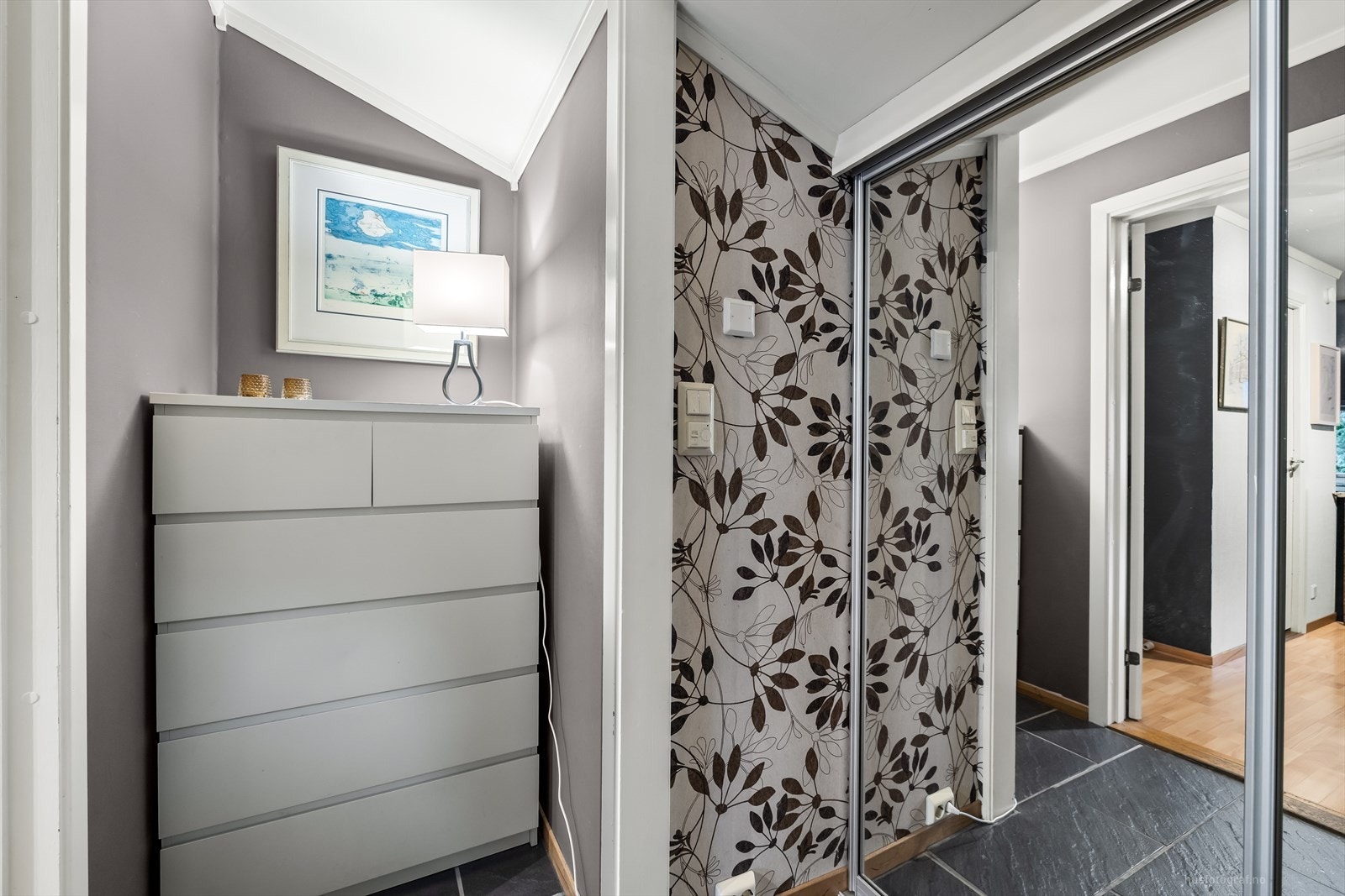 Her er det praktiske skuffet til å legge fra seg hansker, votter og skjerf. Galleribilde