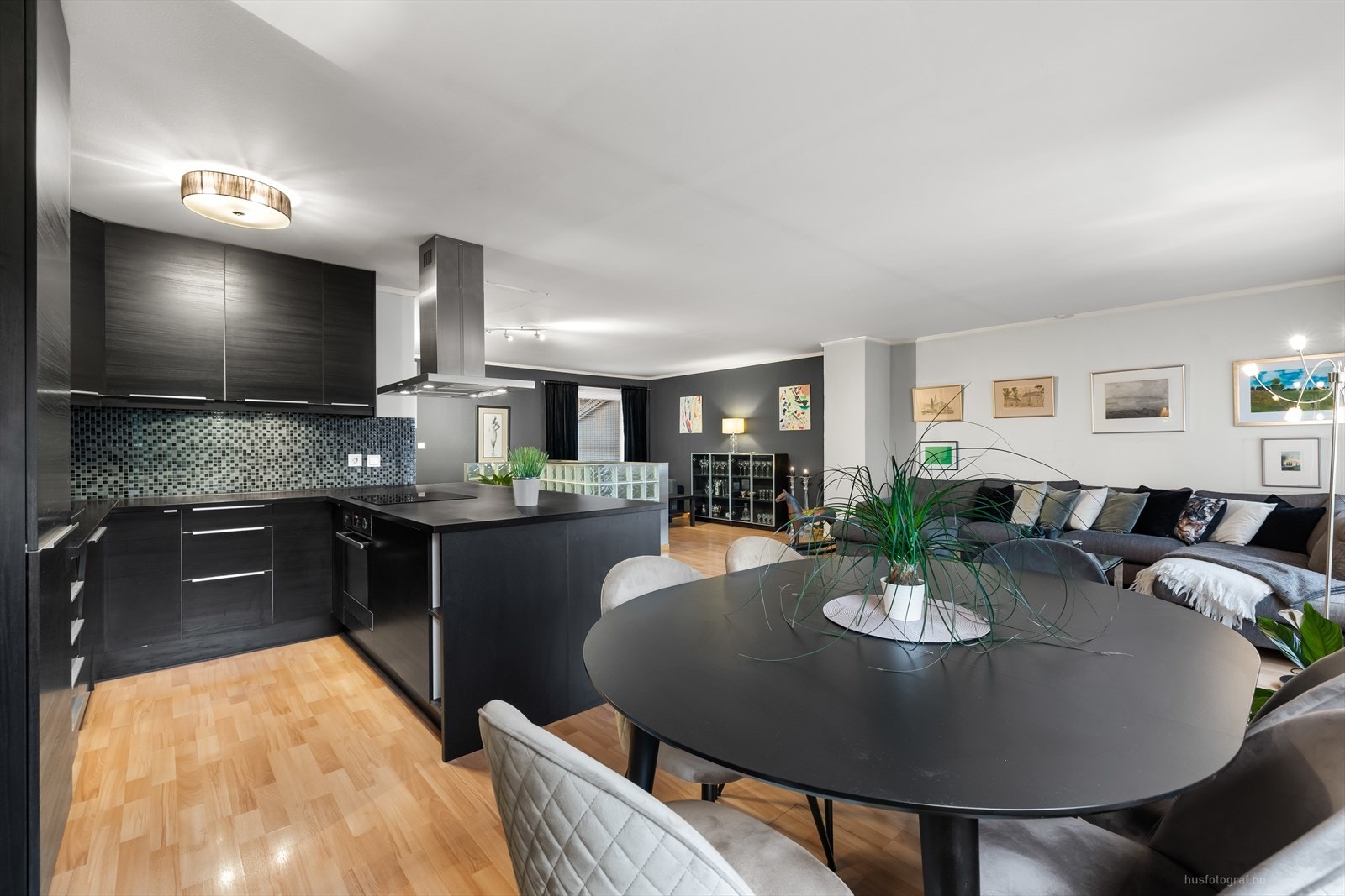 Det er moderne åpen kjøkkenløsning mellom stue og kjøkken. Galleribilde