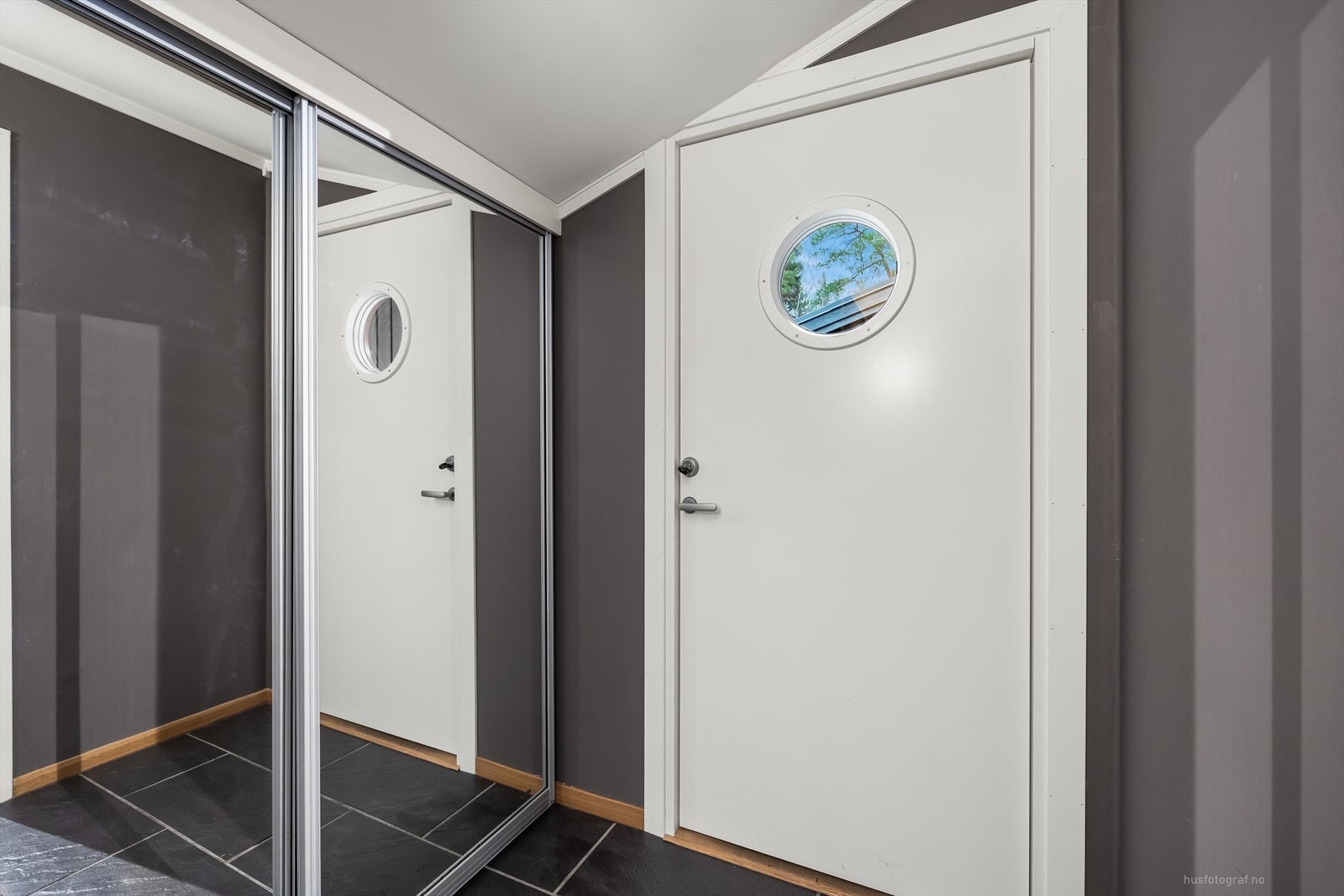 I gangen er det en stor skyvedørs garderobe til å henge fra seg yttertøy. Galleribilde