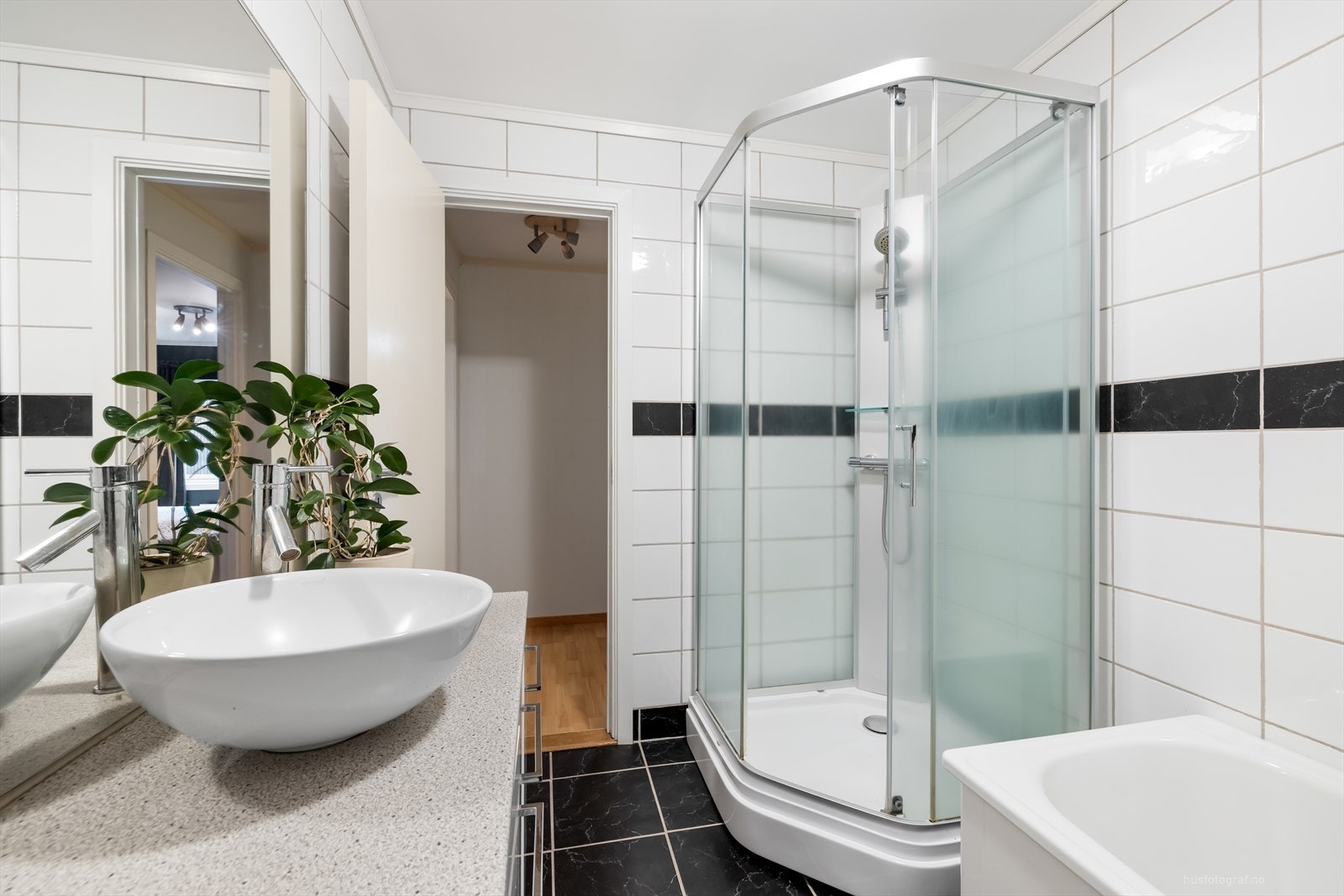 Badet har flislagte vegger og gulv, malt tak og elektriske varmekabler som gir en lun følelse. Galleribilde