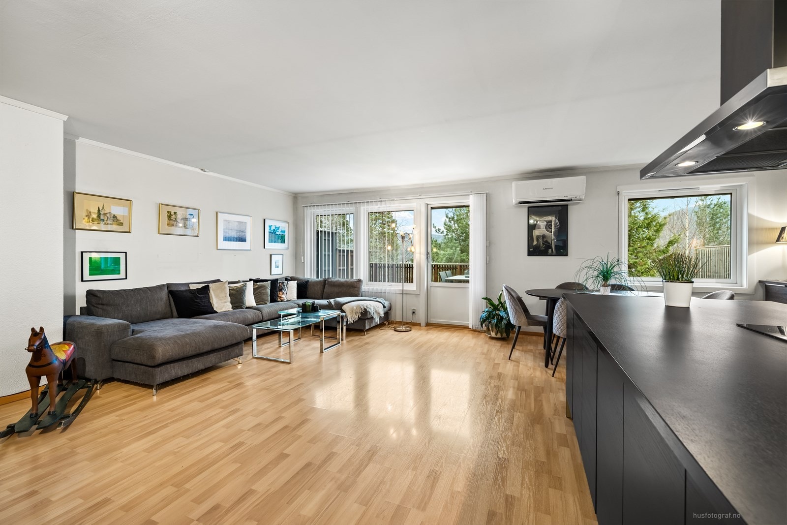 Vinduene slipper inn mye naturlig lys. Galleribilde