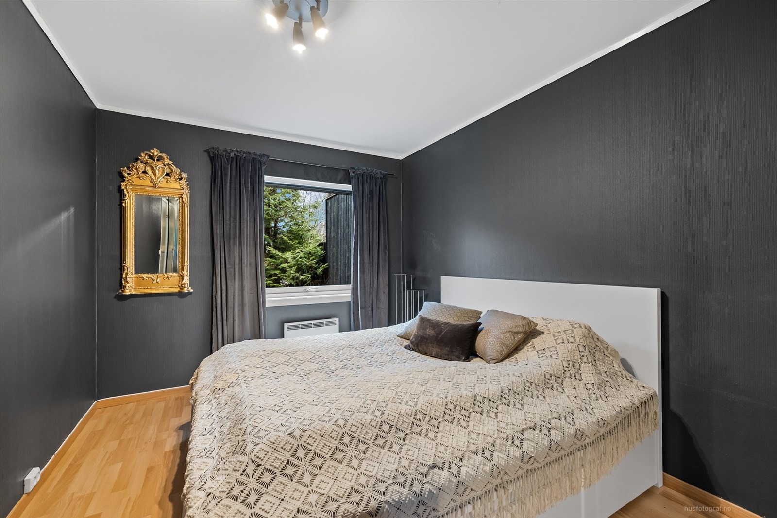 Romslig hoved soverom med pene farger på veggene. Galleribilde