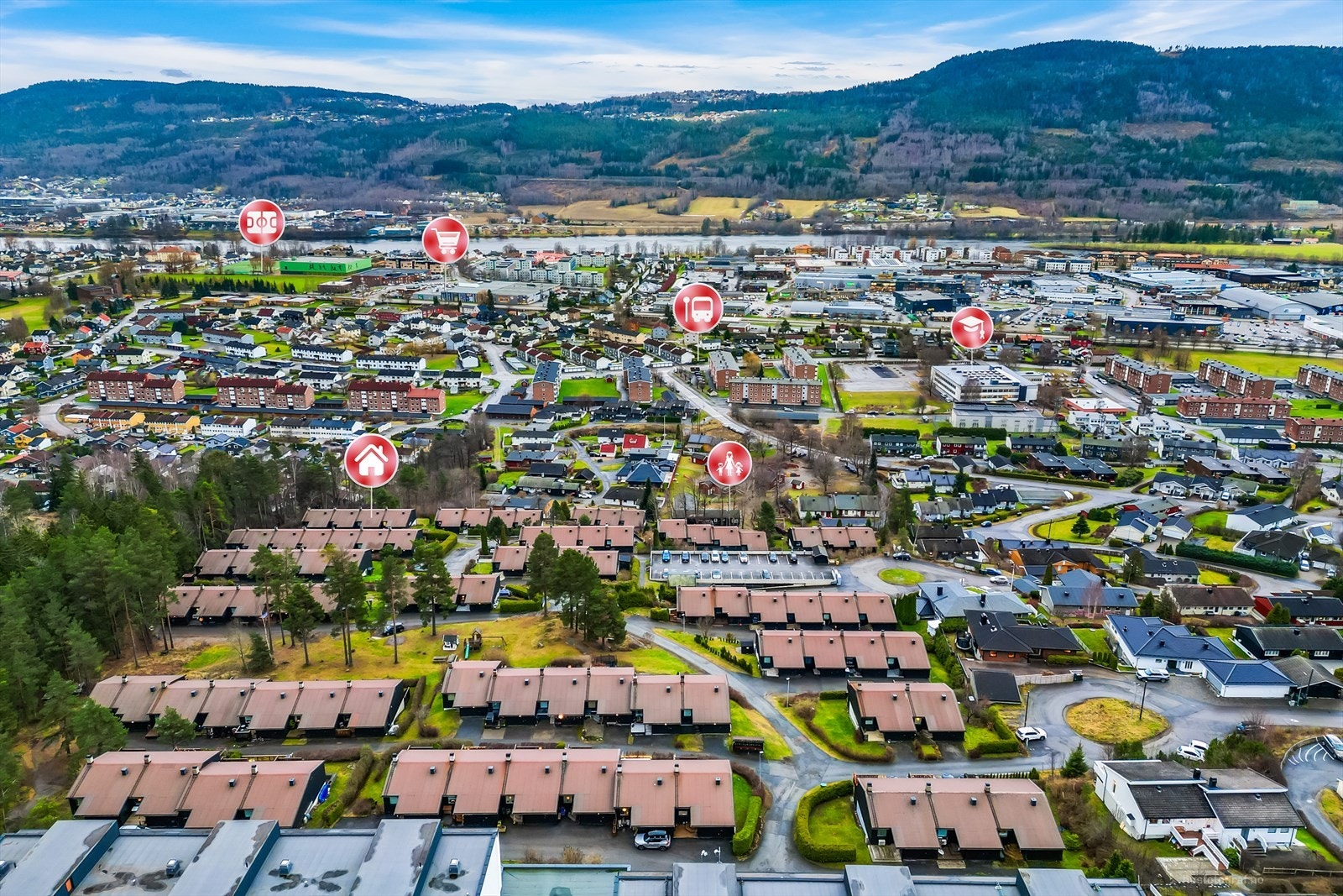 Åssiden har et godt busstilbud med hyppige avganger til Drammen sentrum. God togforbindelser fra Drammen stasjon , ca 10 minutter med bil til Drammen. Galleribilde