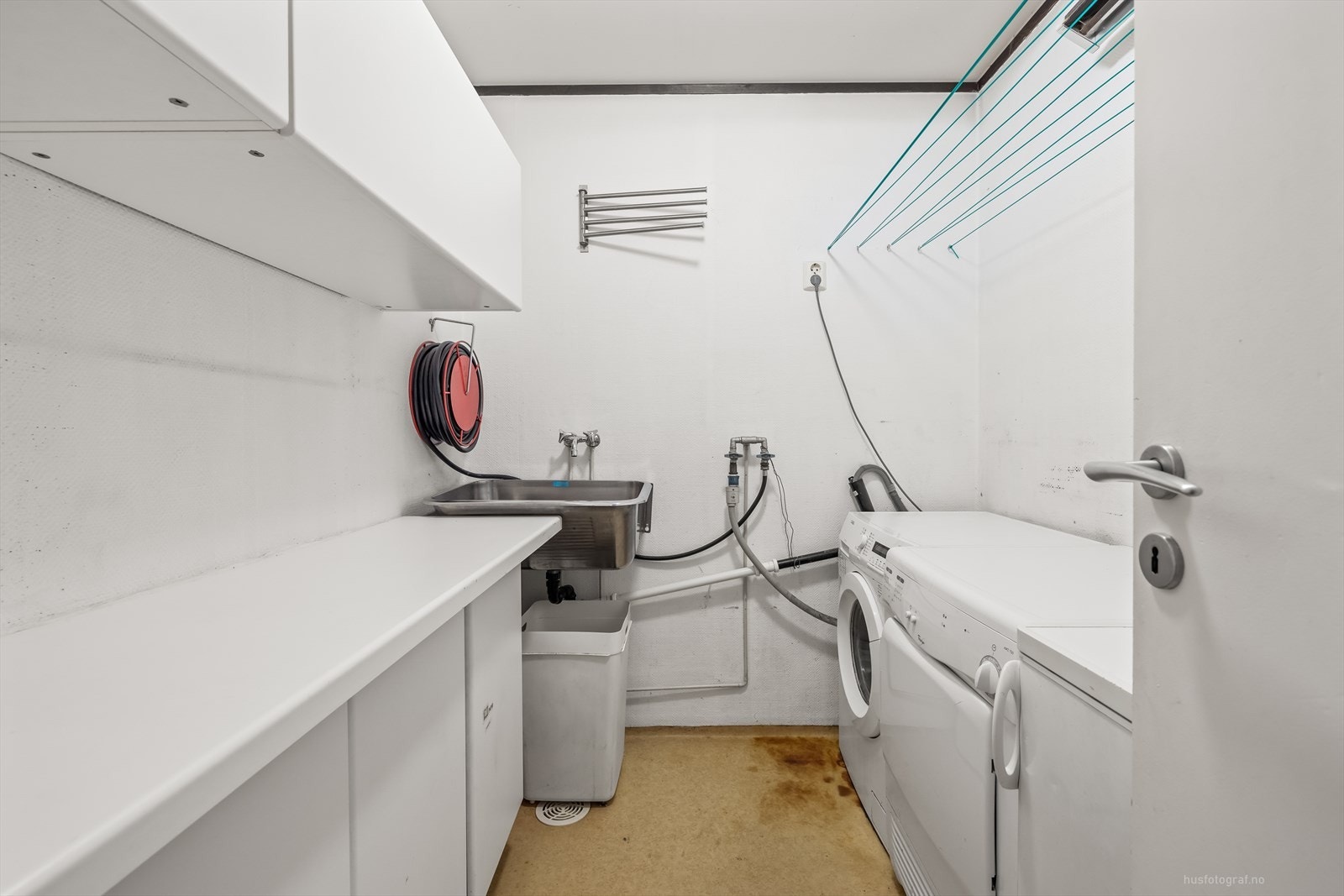 Vaskerommet fra byggeåret har våtromstapet, vinylbelegg og opplegg for vaskemaskin. Et rom som gir deg god plass til klesvask og oppbevaring. Galleribilde