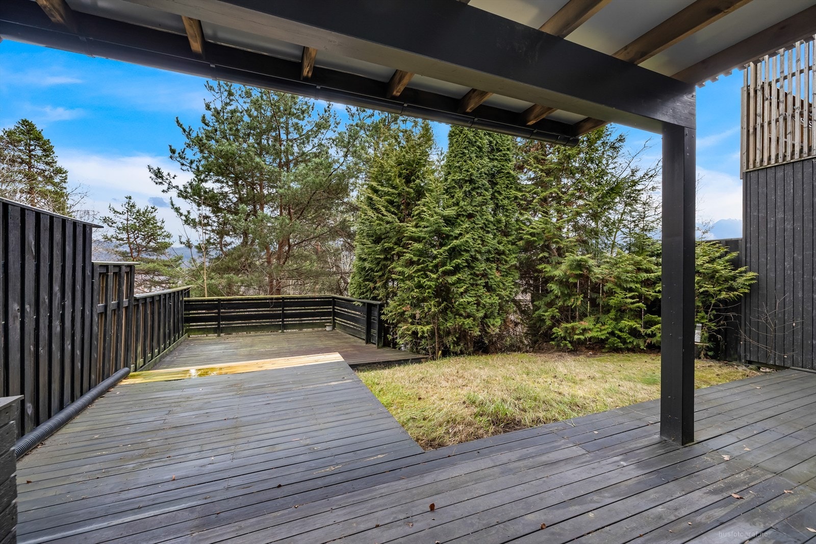 Delvis overbygget plate på mark. Galleribilde