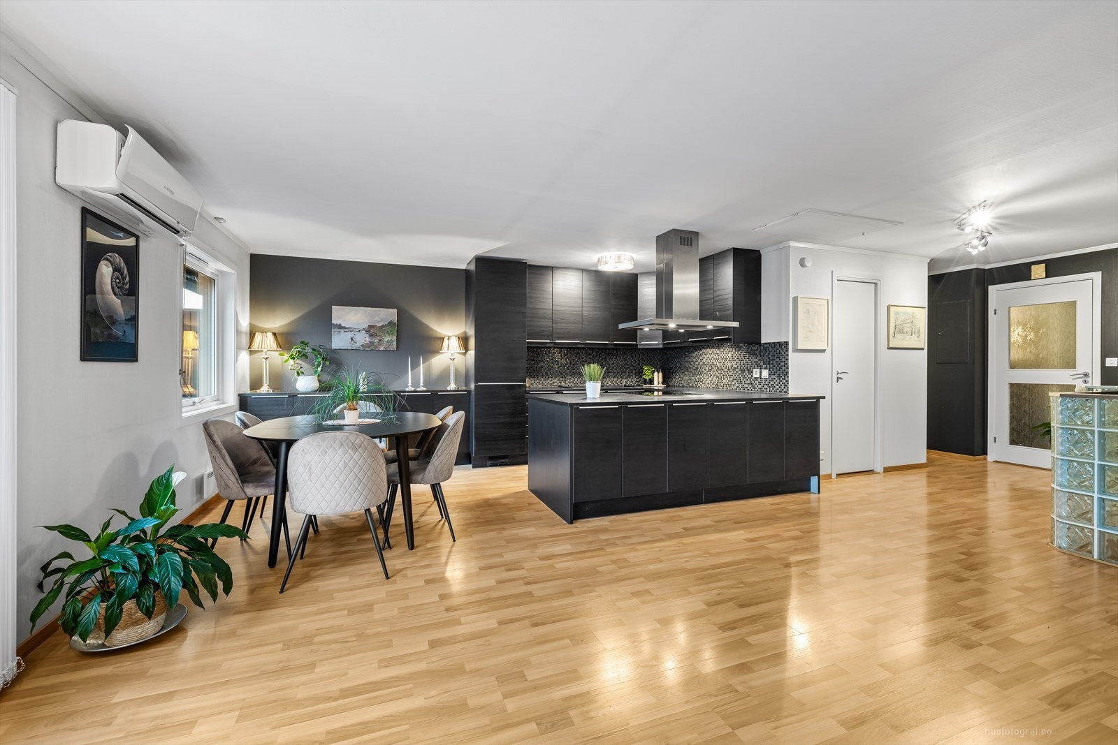 Det er plass til en et spisebord hvor man kan samles til et hyggelig måltid. Galleribilde