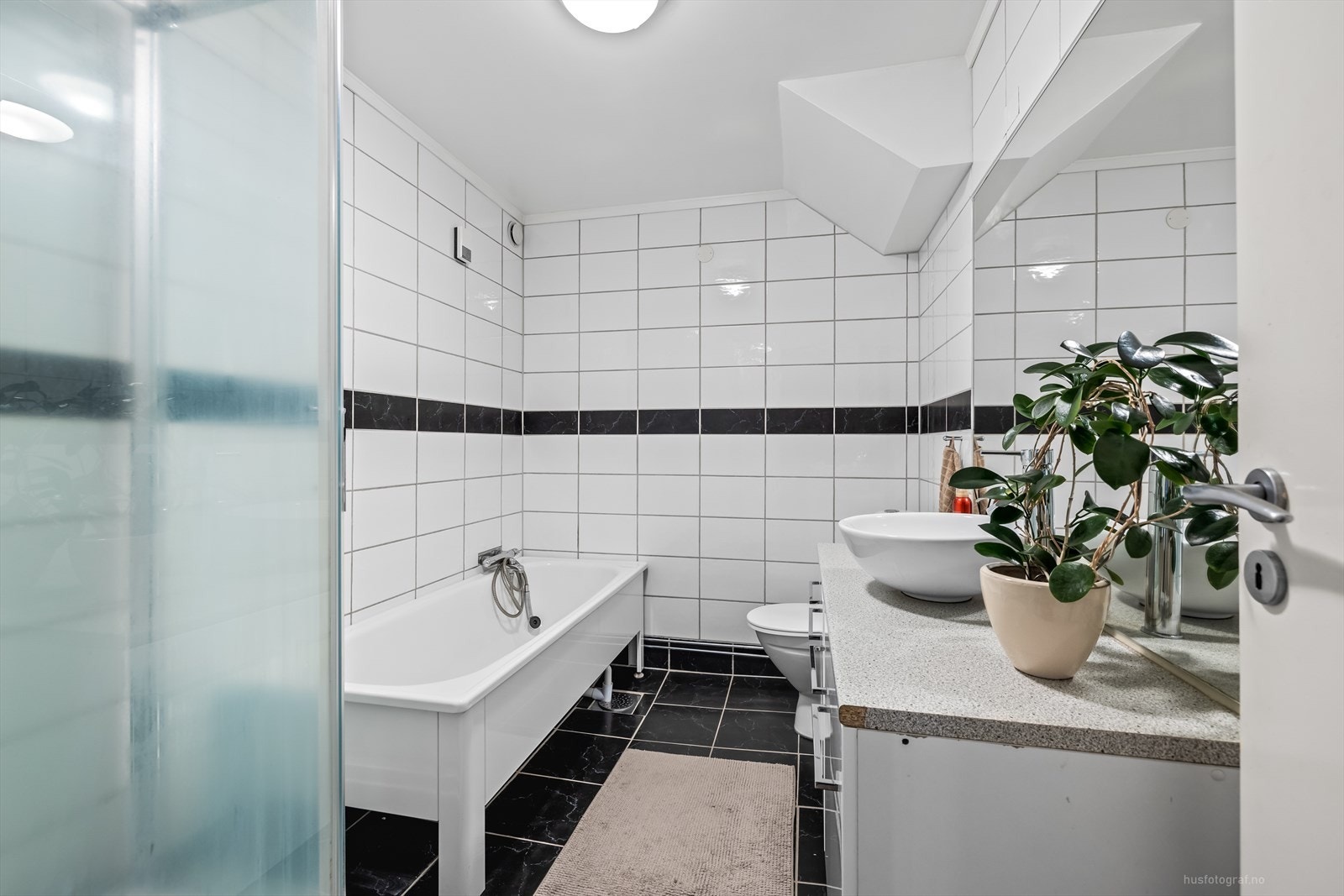 Rommet er utstyrt med servant, toalett, dusjkabinett og badekar - perfekt for både raske morgener og avslappende kvelder. Galleribilde