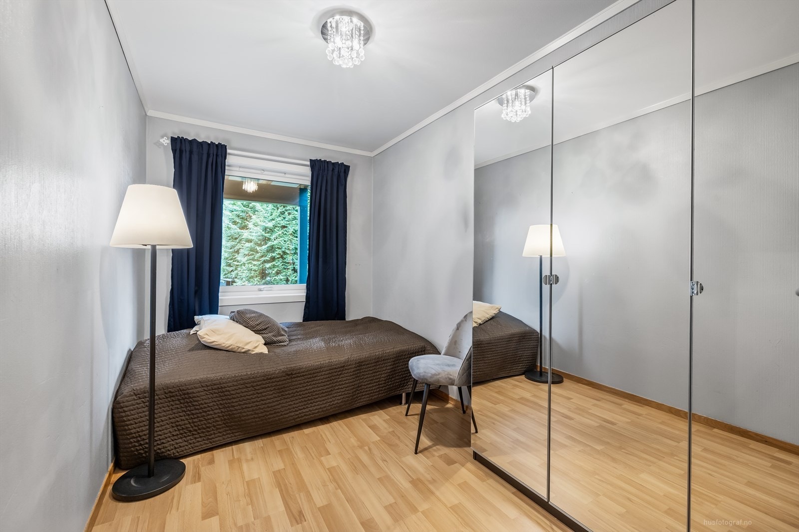 Her er det plass til seng og nattbord, her det gode garderobeskap til oppbevaring. Galleribilde