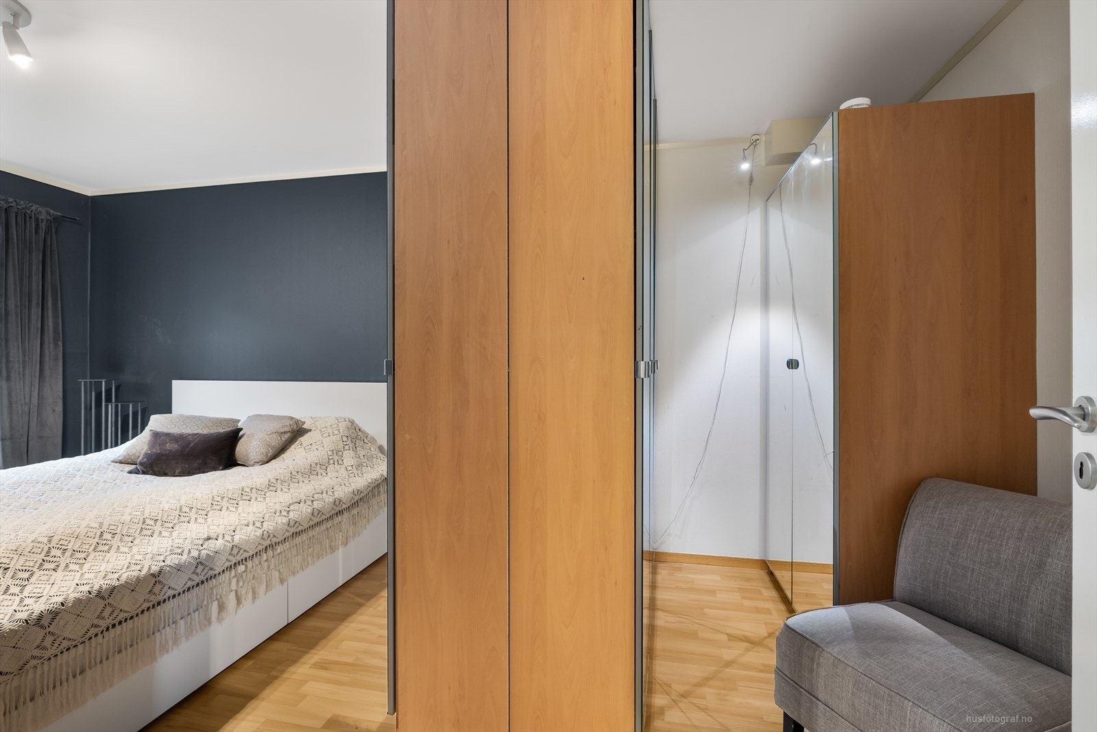 Her er det plass til dobbeltseng med nattbord. Gode garderobeskap til oppbevaring. Galleribilde