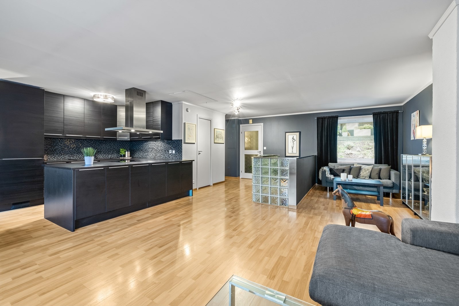 Innvendige kvaliteter som gir et godt inntrykk. Boligen har gjennomgående laminat gulv, tapet på veggene og malte plater i tak - en lys og tidløs stil som gir rommene et behagelig preg. Galleribilde