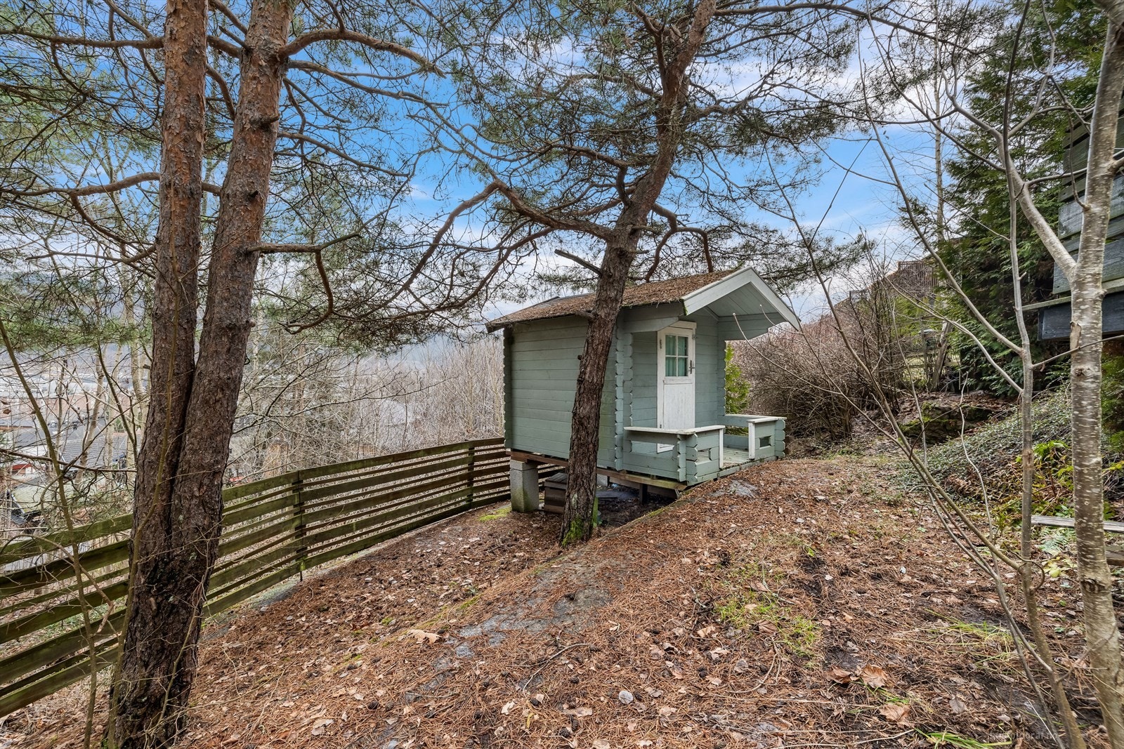 På tomten er det en dukkestue. Galleribilde