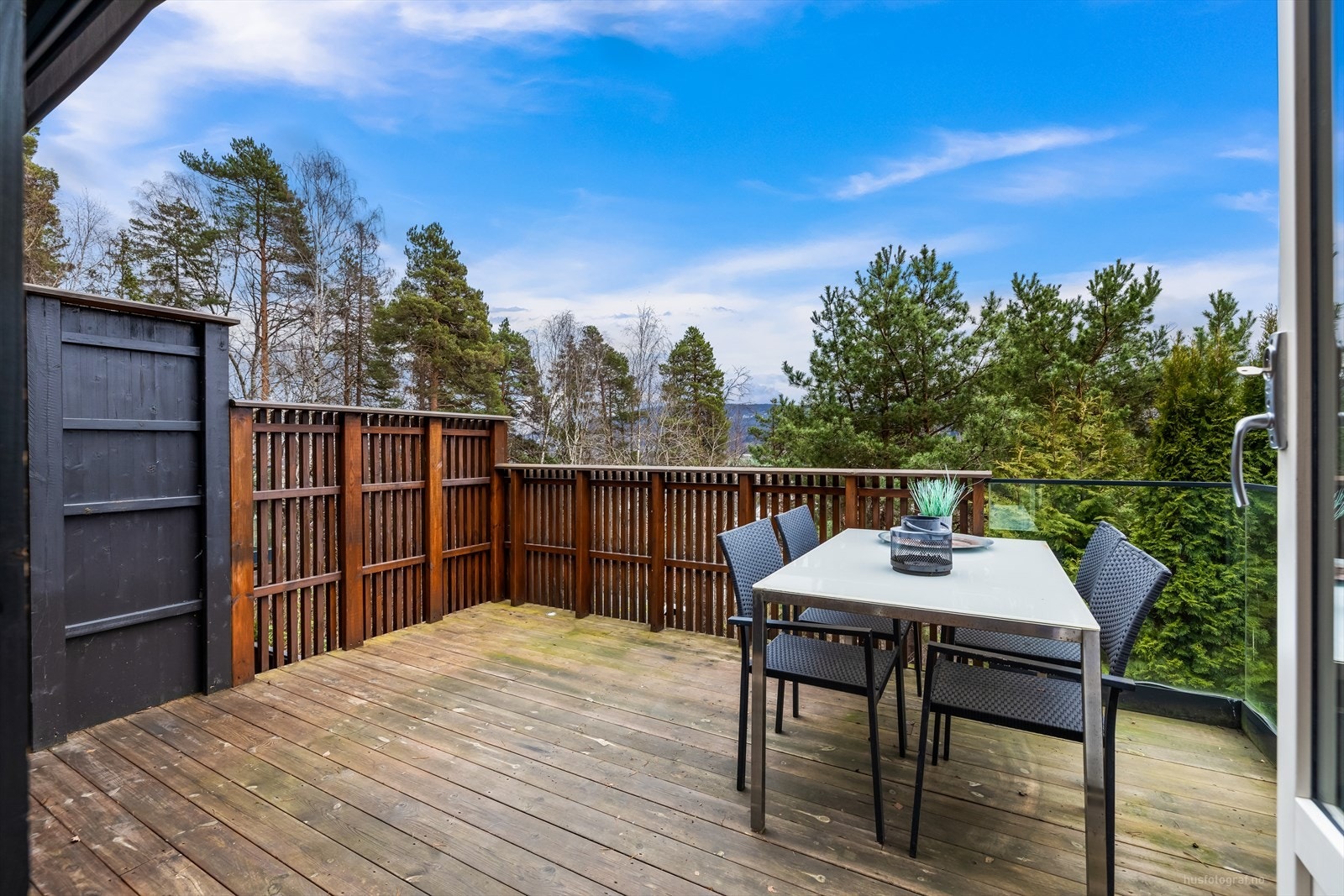 Ut fra stuen er det en balkong på ca 12 kvm. Galleribilde