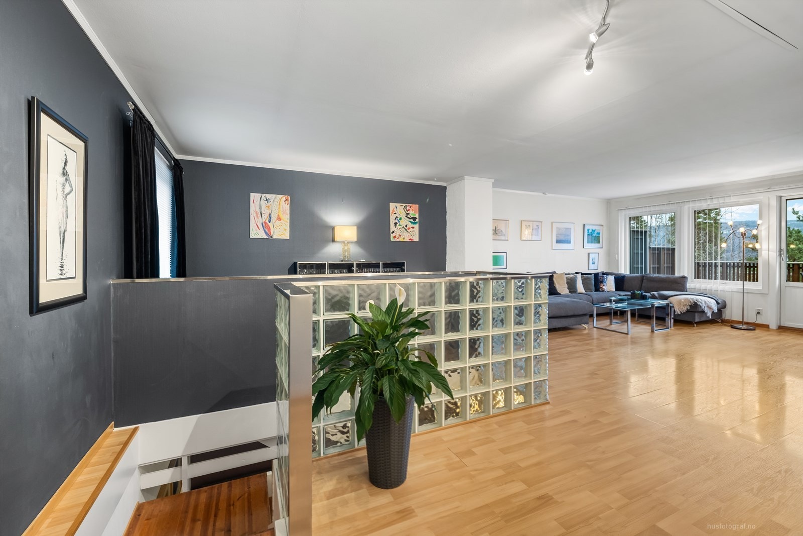 Her får du et hjem som er klart til å flytte rett inn i - med moderne løsninger og gode rom for hele familien. Galleribilde