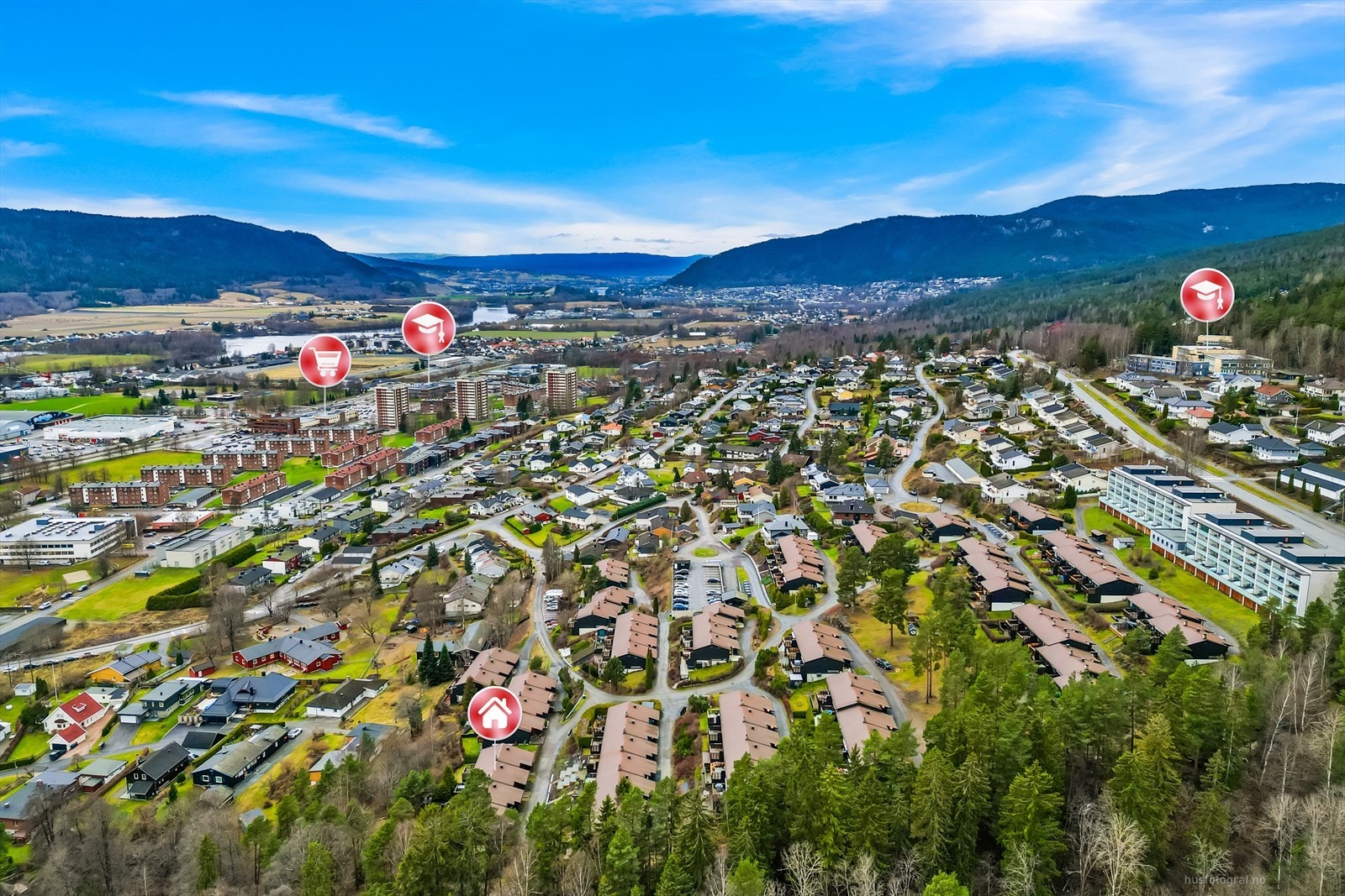 Dagligvarehandelen kan blant annet gjøres nye Coop Prix Åssiden ikke langt unna leiligheten, for øvrig på Kiwi XL Ligosenteret, Rema 1000 Åssiden og Meny Åssiden. Galleribilde
