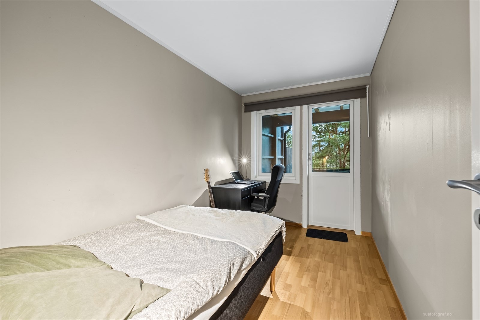 Her er det plass til seng og skrivebord, med utgang til plate på mark. Galleribilde