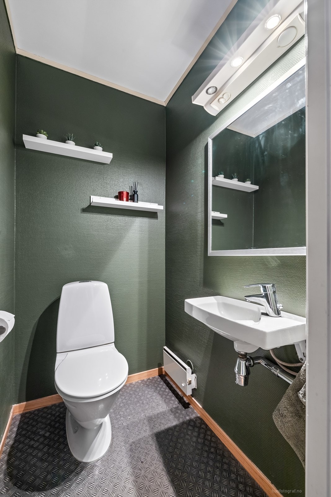 Toalettrom med servant og toalett - perfekt plassert for gjester og hverdagsbruk. Galleribilde