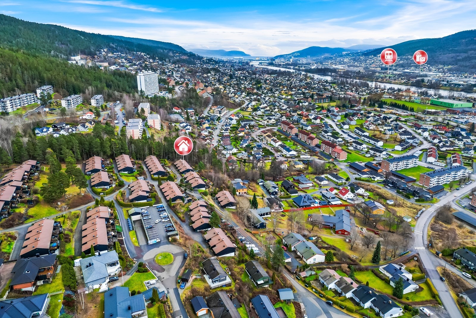 Gulskogen senter har et rikt og variert utvalg av butikker og servicetilbud, og ligger ca. 8 minutters kjøretur unna. Det er også kort vei til Drammen sentrum med kjøpesentre og gågater. Galleribilde