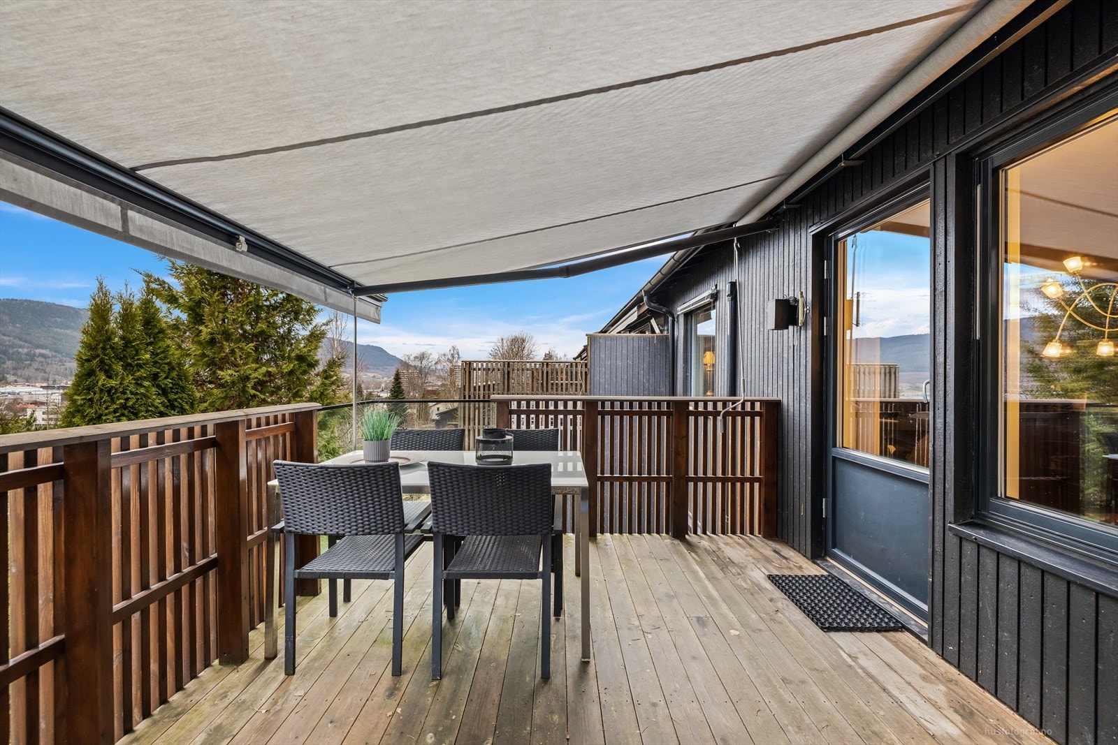 Flott markise over balkongen fra 2021 her er det plass til spisebord. Galleribilde