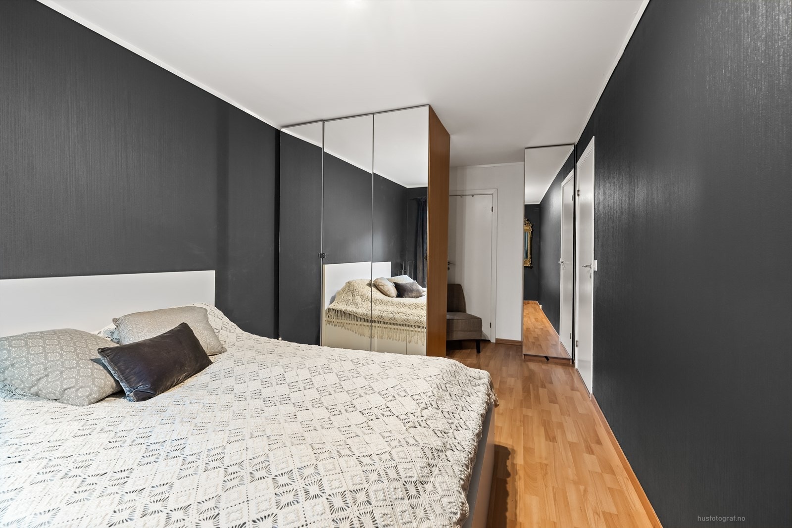 Romslig soverom. Galleribilde