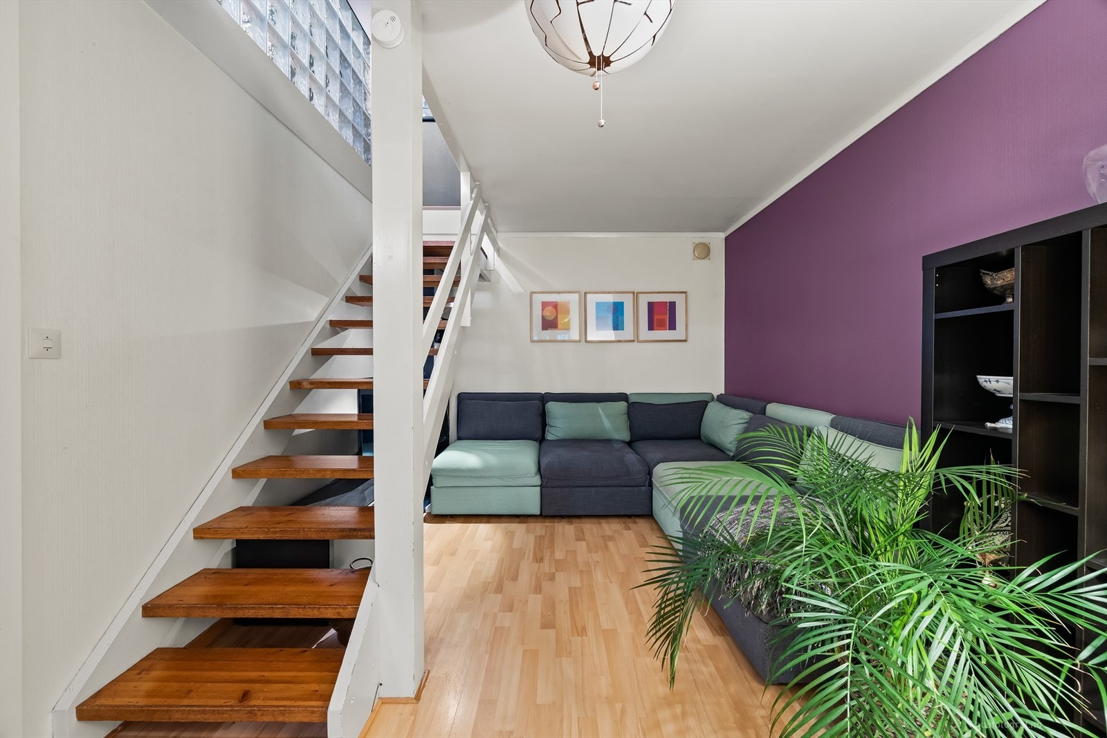 Det er en trapp opp til 1.etasje og innredet rom. Galleribilde