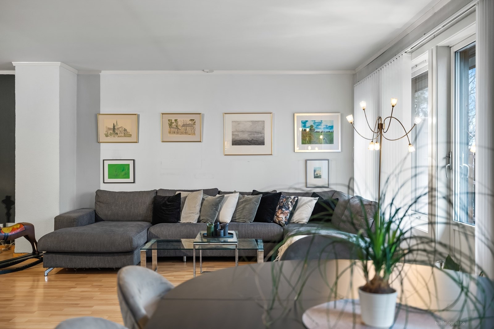 Her er det plass til en sofa og bord. Galleribilde