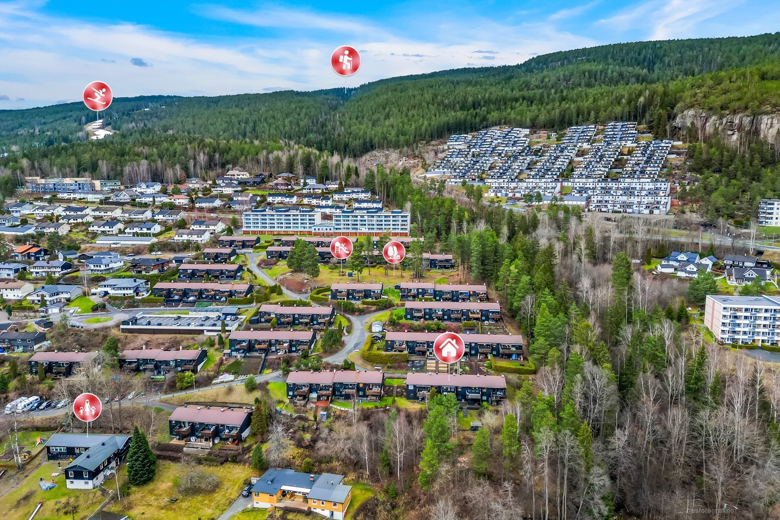 Området er barnevennlig med nærhet til marka, turstier, lysløype og moderne skisenter. Galleribilde