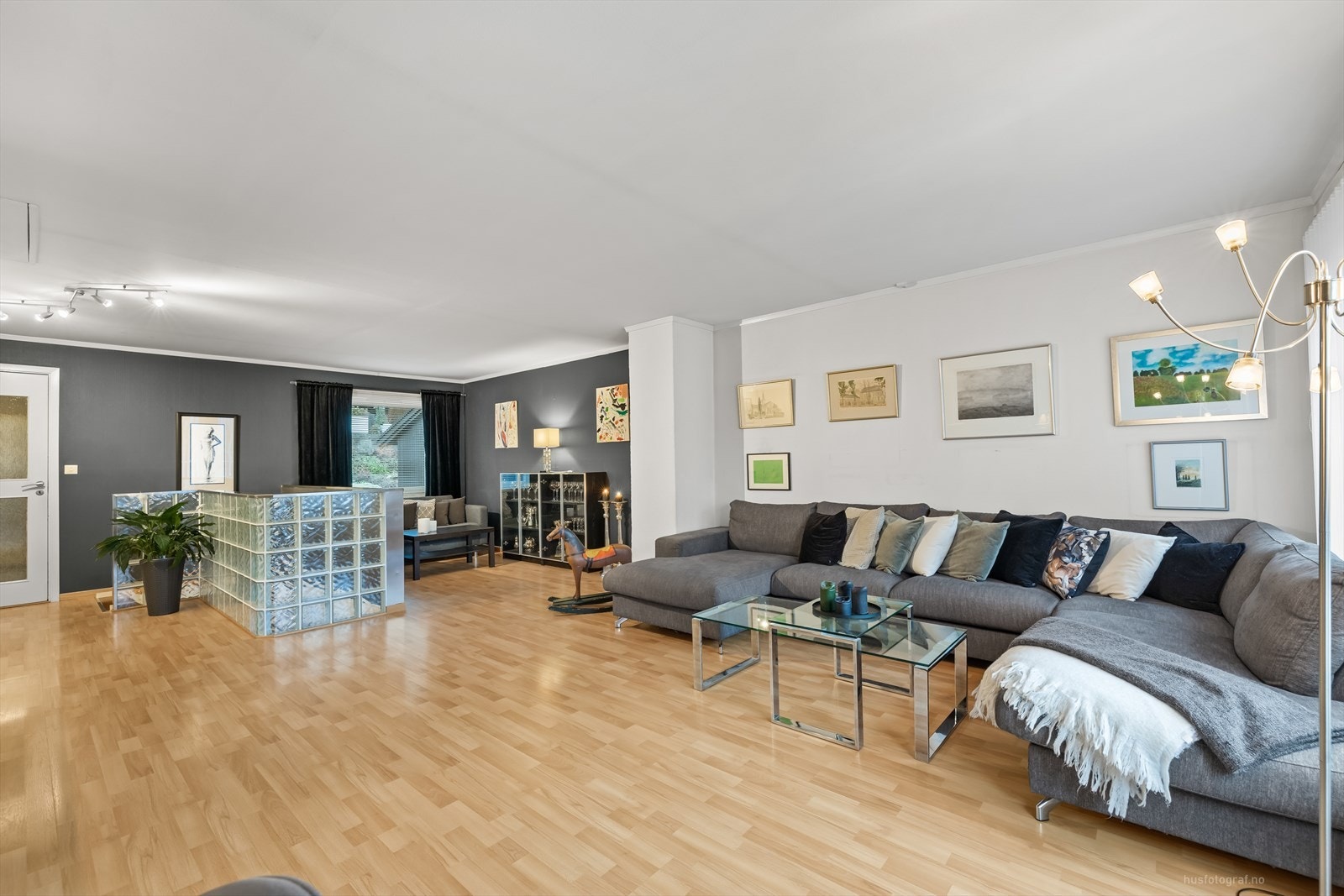 Stuen er romslig så det er plass til flere soner til møblering. Galleribilde