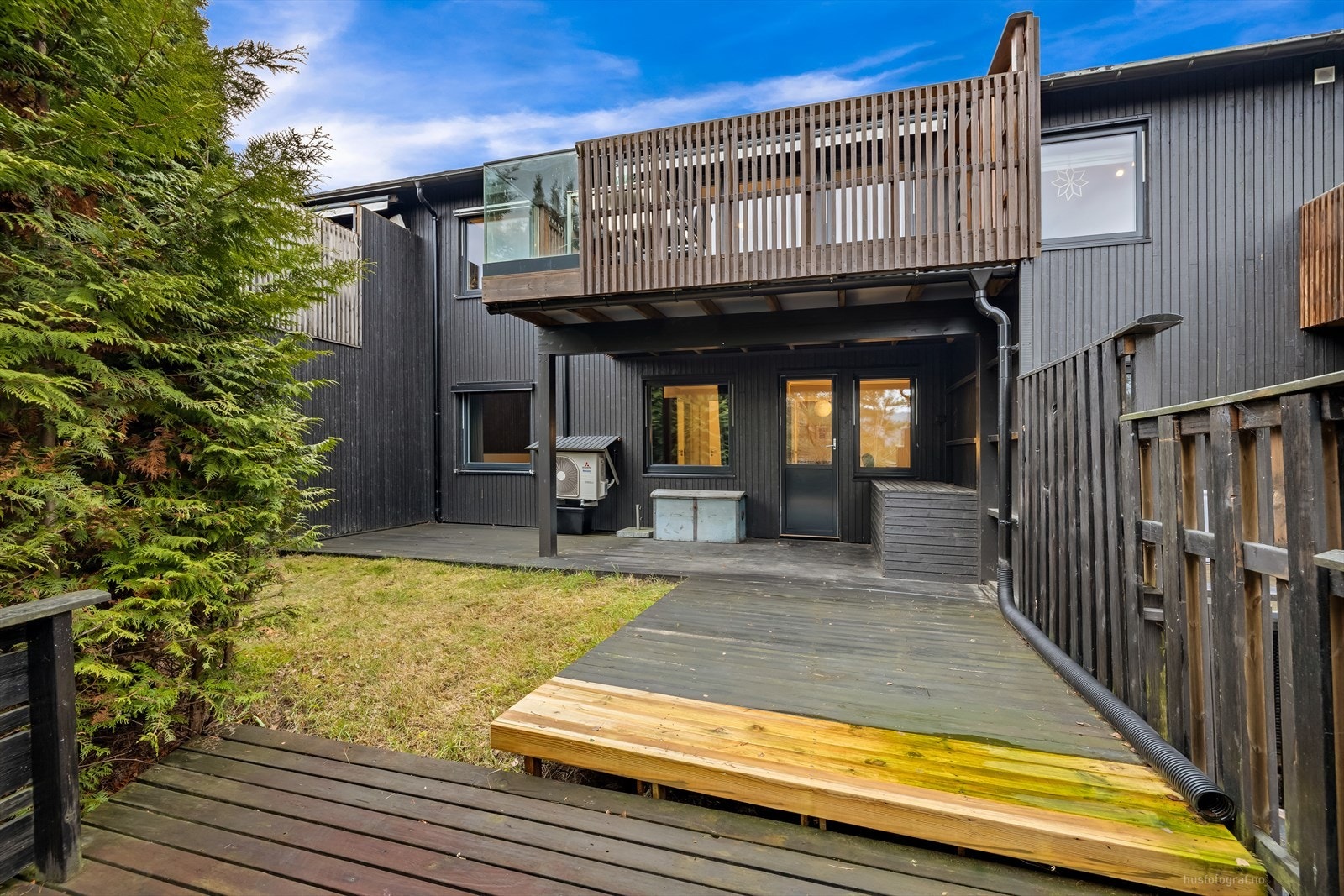 Fra underetasjen er det direkte adkomst til en platting på mark. Galleribilde