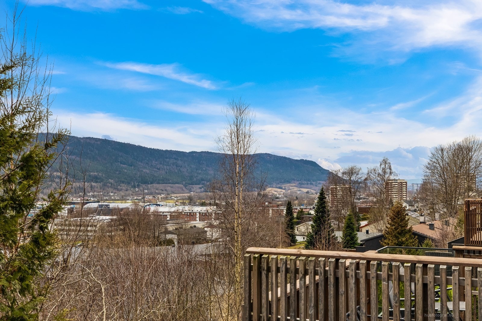 Eiendommen ligger i et rolig og veletablert boligområde på Aronsløkka. Galleribilde