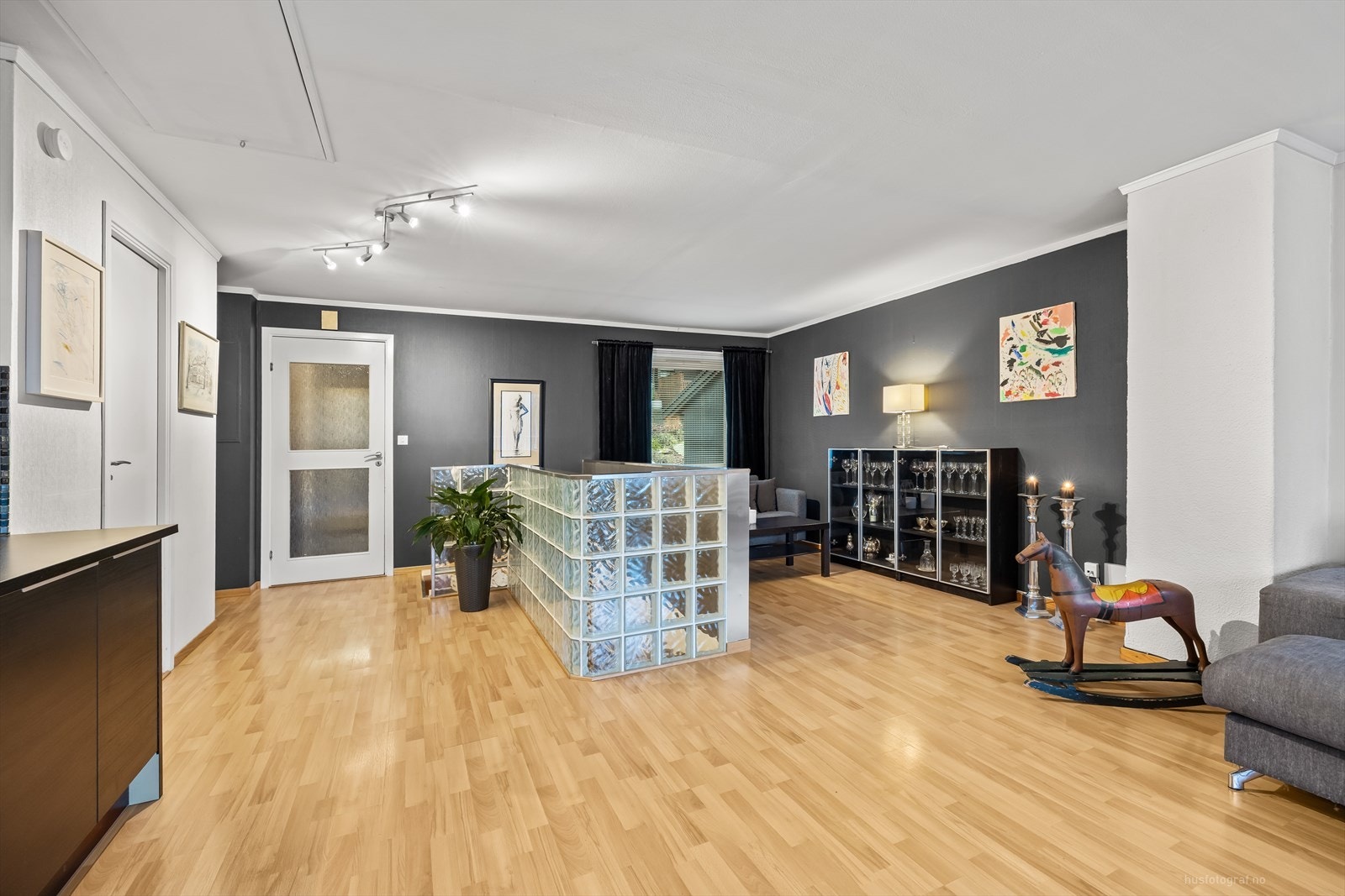 Her er det bygget opp med byggestein rundt trappen ned til kjeller. Galleribilde