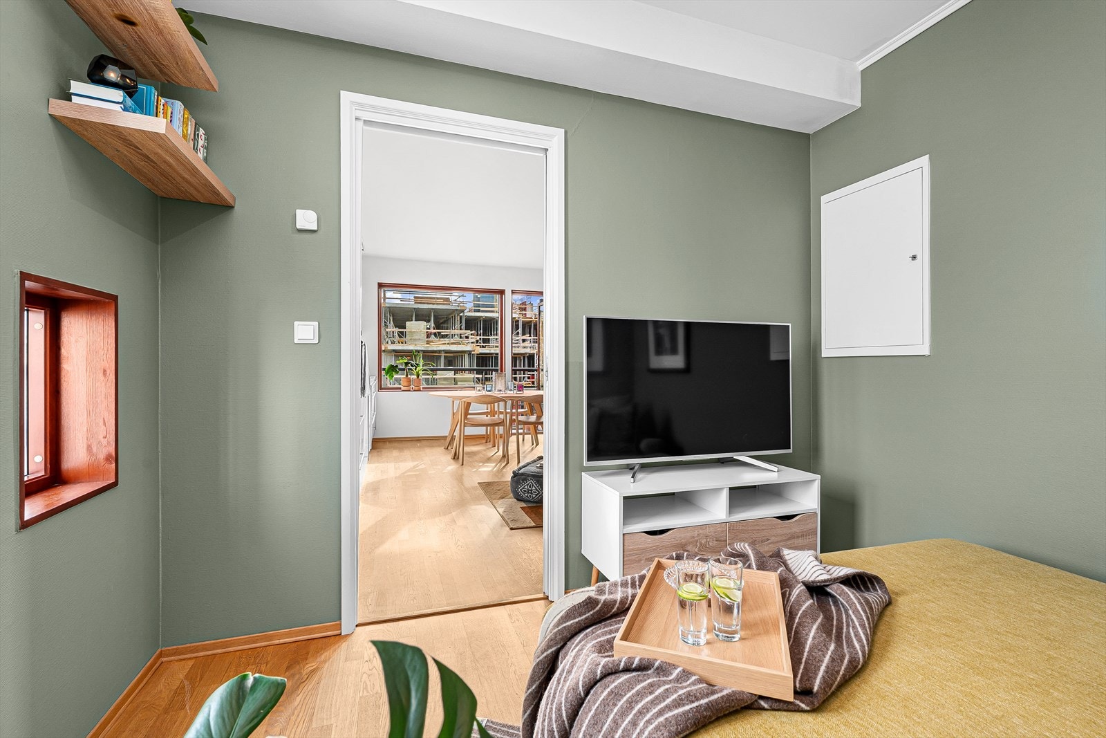 Forøvrig er det gjennomgående 3-stavs eikeparkett på gulvet og ellers slette malte overflater (foruten på bad som er helfliset). Galleribilde