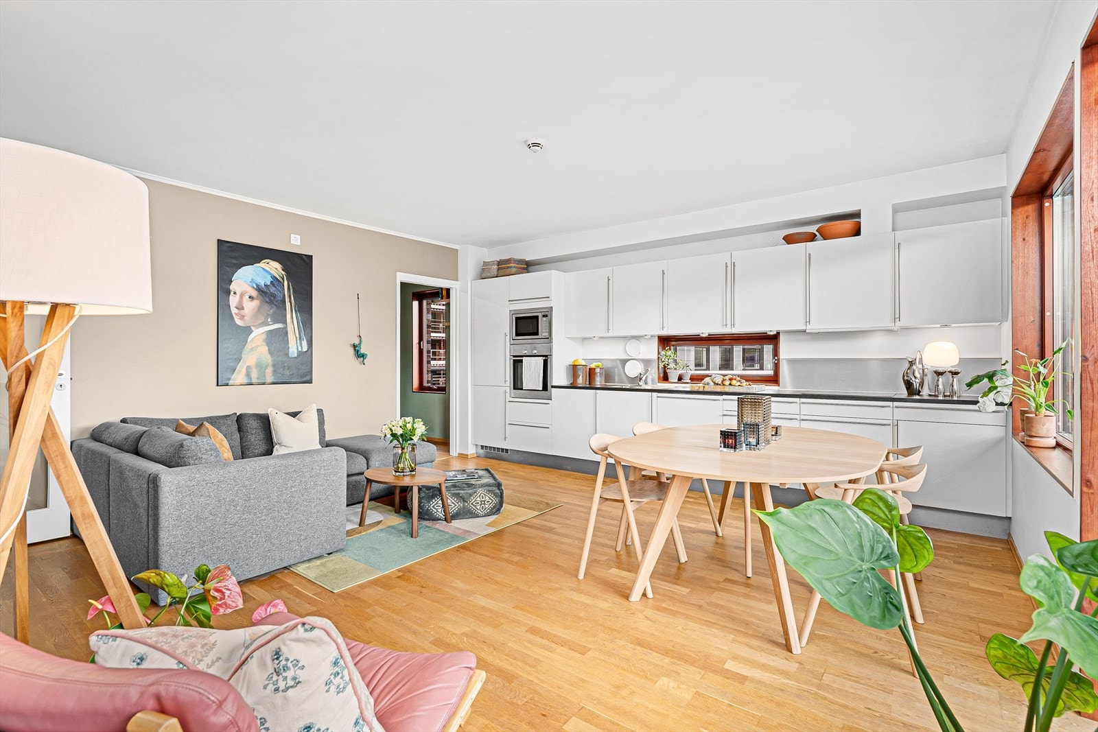 Den åpne stue/kjøkkenløsningen er avdelt i naturlige soner med plass til en spisegruppe, sofagruppe og en leseplass om ønskelig. Galleribilde