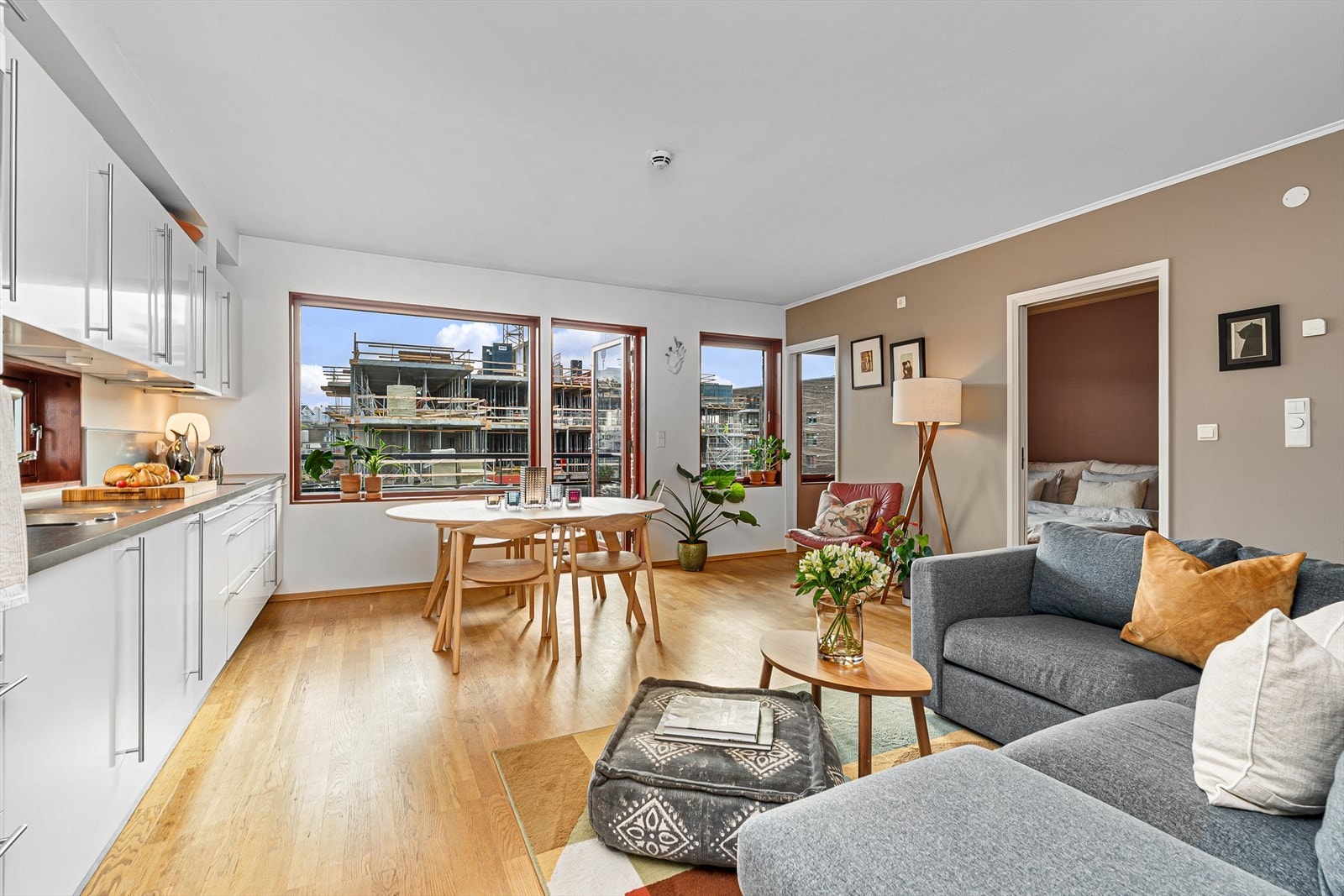 Leiligheten har av nåværende eiere fått de fleste overflater malt, samt at de fleste lister er skiftet til nye. Galleribilde