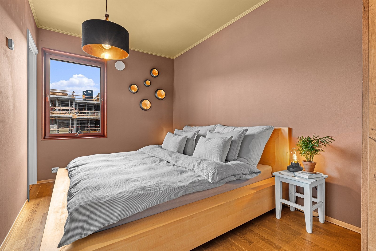 Hovedsoverommet er utformet med to innganger, slik at du kan komme inn i sengen fra begge sider. Det er plass til en dobbeltseng med tilhørende nattbord, samt garderobeløsning. Galleribilde