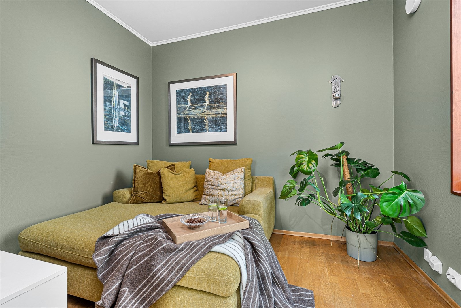 Soverom nr. 2 er i dag benyttet som et kombinert gjesterom og ekstra stue. Det er plass til seng eller sofa, eller i kombinasjon som nåværende eier har valgt. Rommet er malt i en nydelig dus grønnfarge. Galleribilde