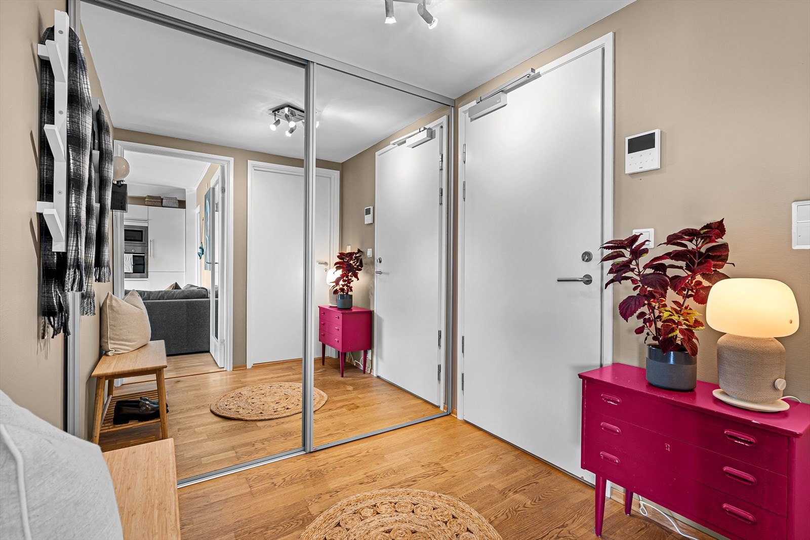 I entreen er det god lagringsplass i en større skyvedørsgarderobe. Like ute i felles gang finner du en av to boder som følger med leiligheten. Der har nåværende eiere bla. plassert et ekstra kjøleskap i praktisk kort avstand fra leiligheten. Galleribilde