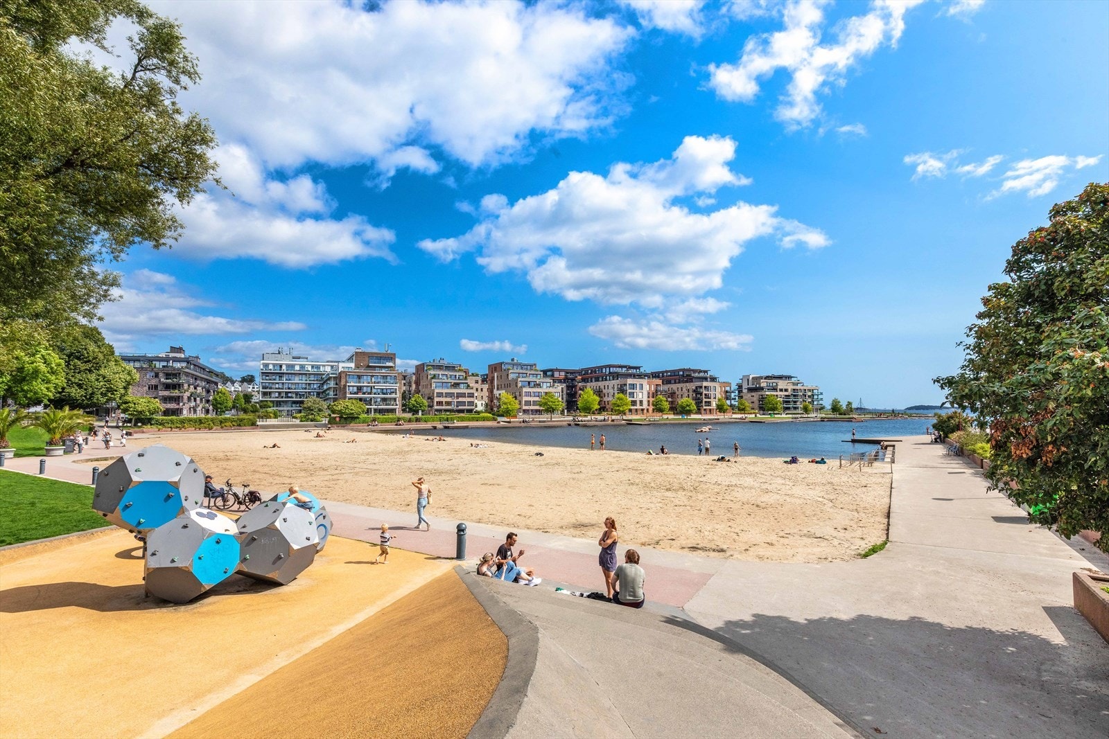 I nærområdet finner du blant annet den populære Bystranda, svømmehall og badelandet Aquarama, lekeplasser, og gangstier langs strandpromenaden. Galleribilde