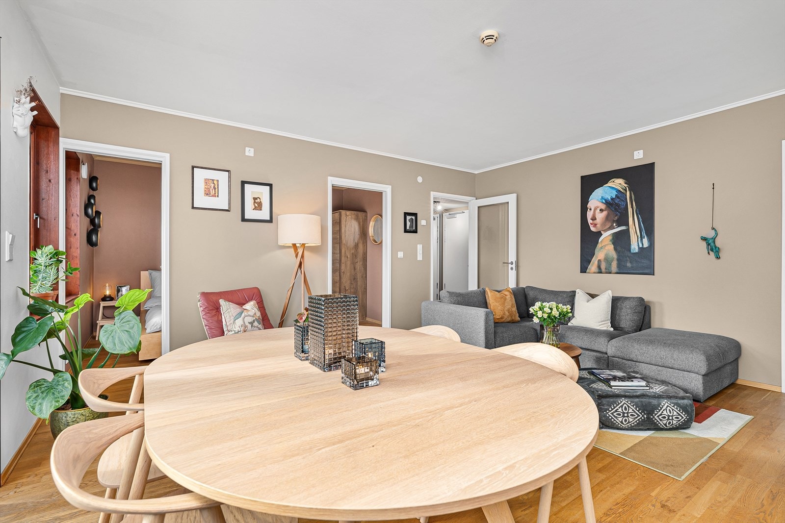 Videre inn fra stuen finner du entre og badet hvor det er opplegg og plass til vaskemaskin/tørketrommel. Legg merke til døren mot entreen hvor det er glass for å slippe inn naturlig dagslys også der. Galleribilde