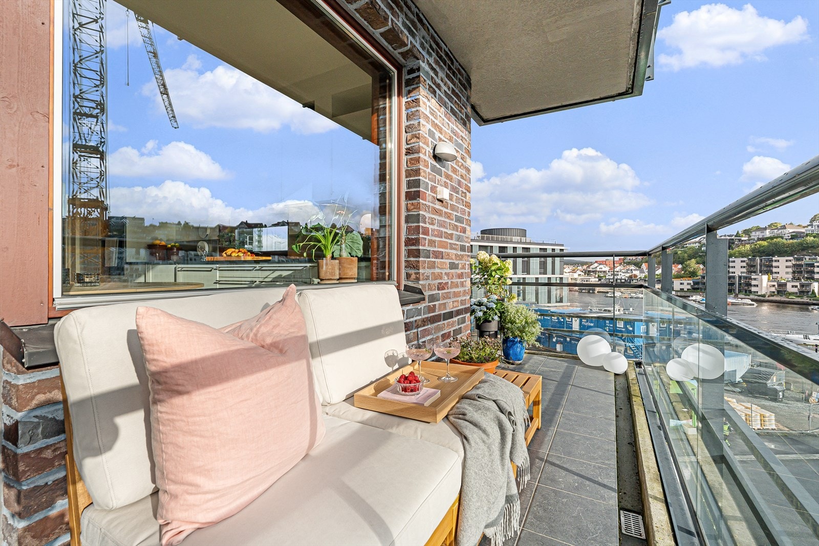 Balkongen er overbygget og er på ca 7 kvm. Du har plass til beplantning og en hyggelig sittegruppe her om ønskelig. Galleribilde