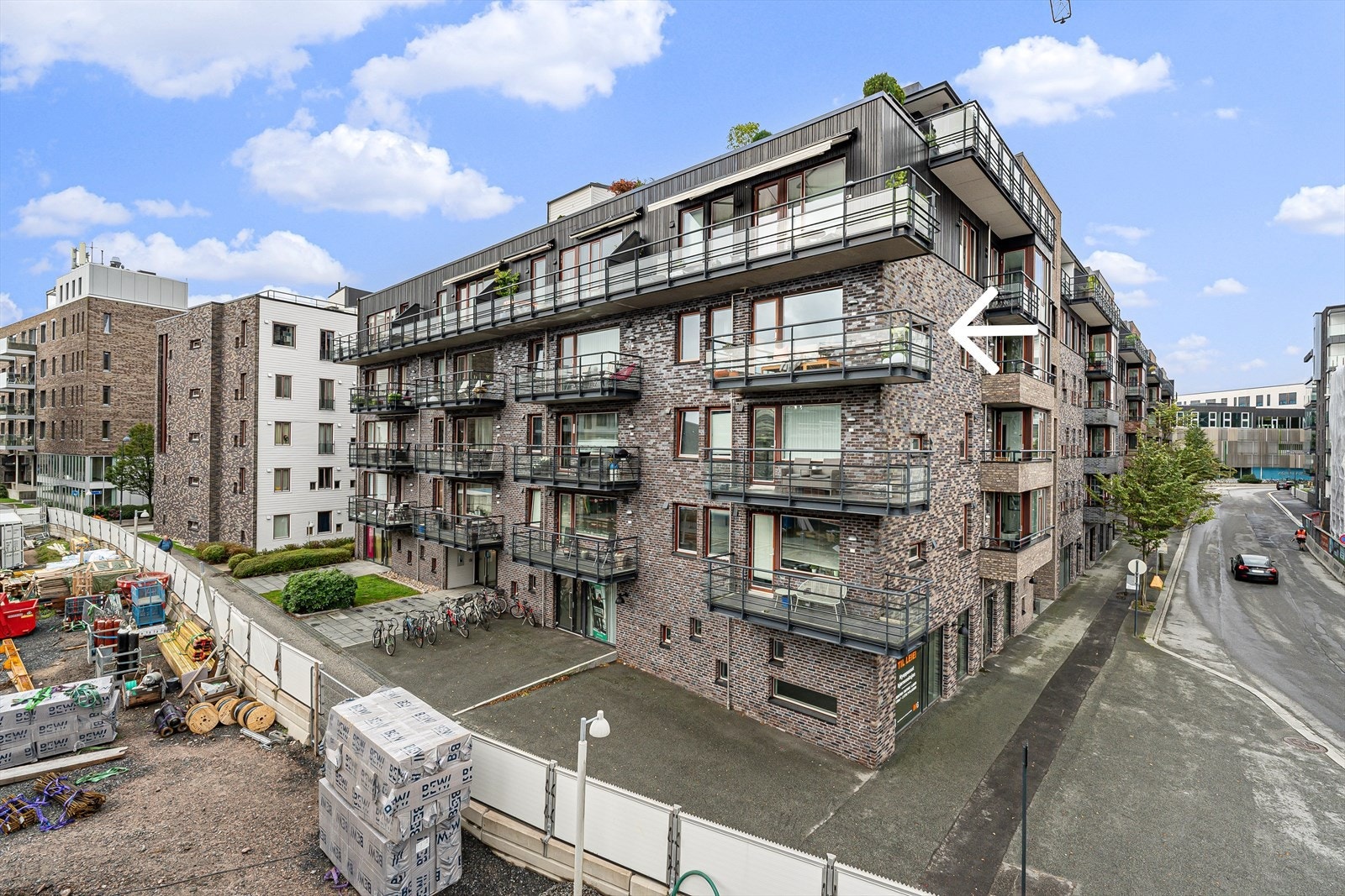 Leiligheten ligger i byggets 4.etg. Her har du porttelefon som slipper venner og familie enkelt inn i bygget. Bilen parkerer du enkelt i felles garasjeanlegg. I tillegg har du tilgang til takterrasse med gode solforhold. Galleribilde