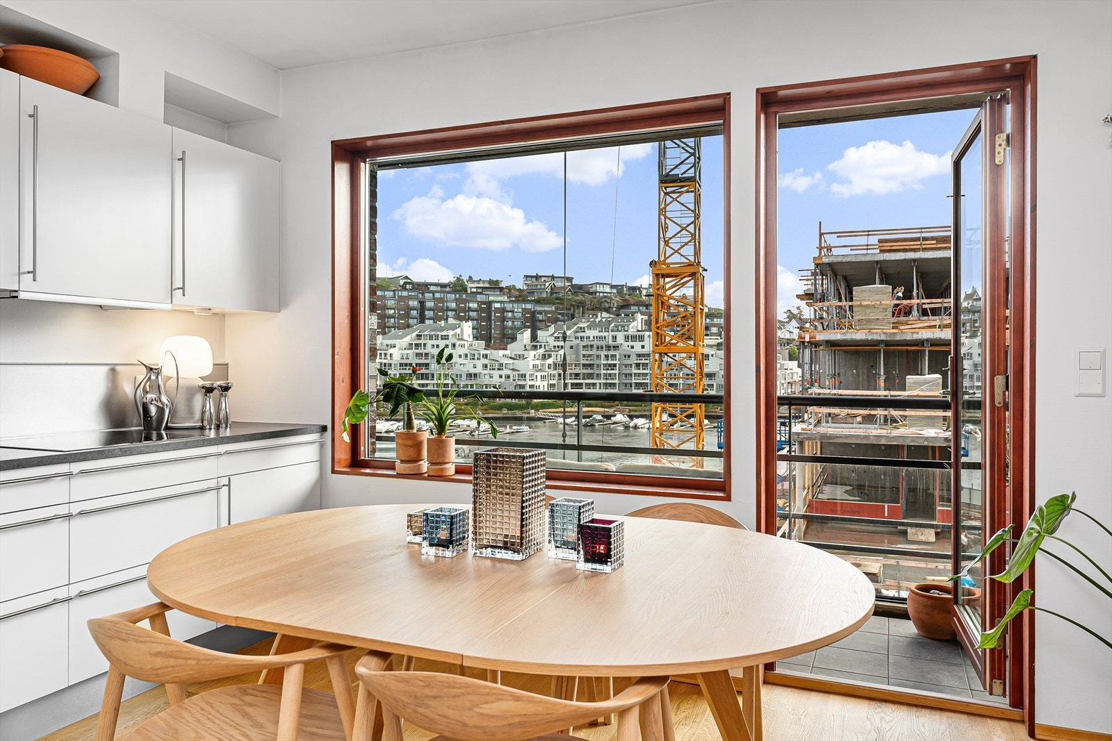 Velkommen inn! Leiligheten oppleves lys og innbydende med flere vindusflater som slipper inn rikelig med naturlig dagslys. Galleribilde