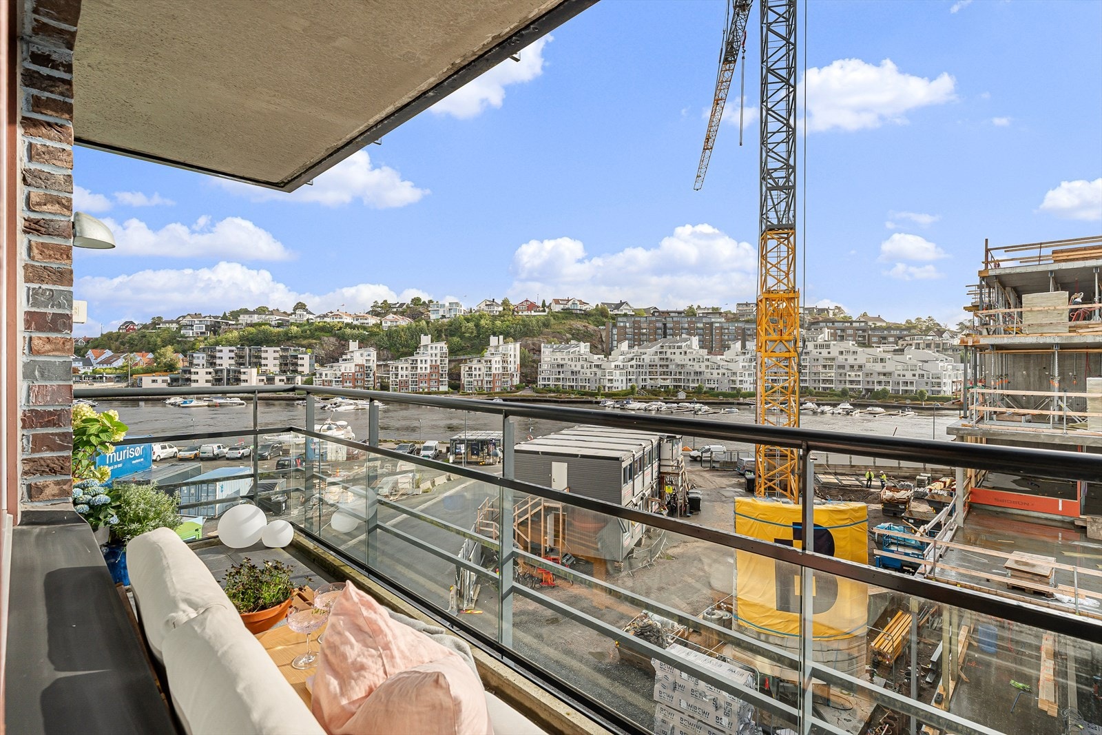 Fra leilighetens balkong har du utsikt mot Otra og ellers flommer morgensolen inn her i sommerhalvåret. Tangen Terrasse er under oppføring, men du vil uavhengig ha utsikt mot Otra. Galleribilde
