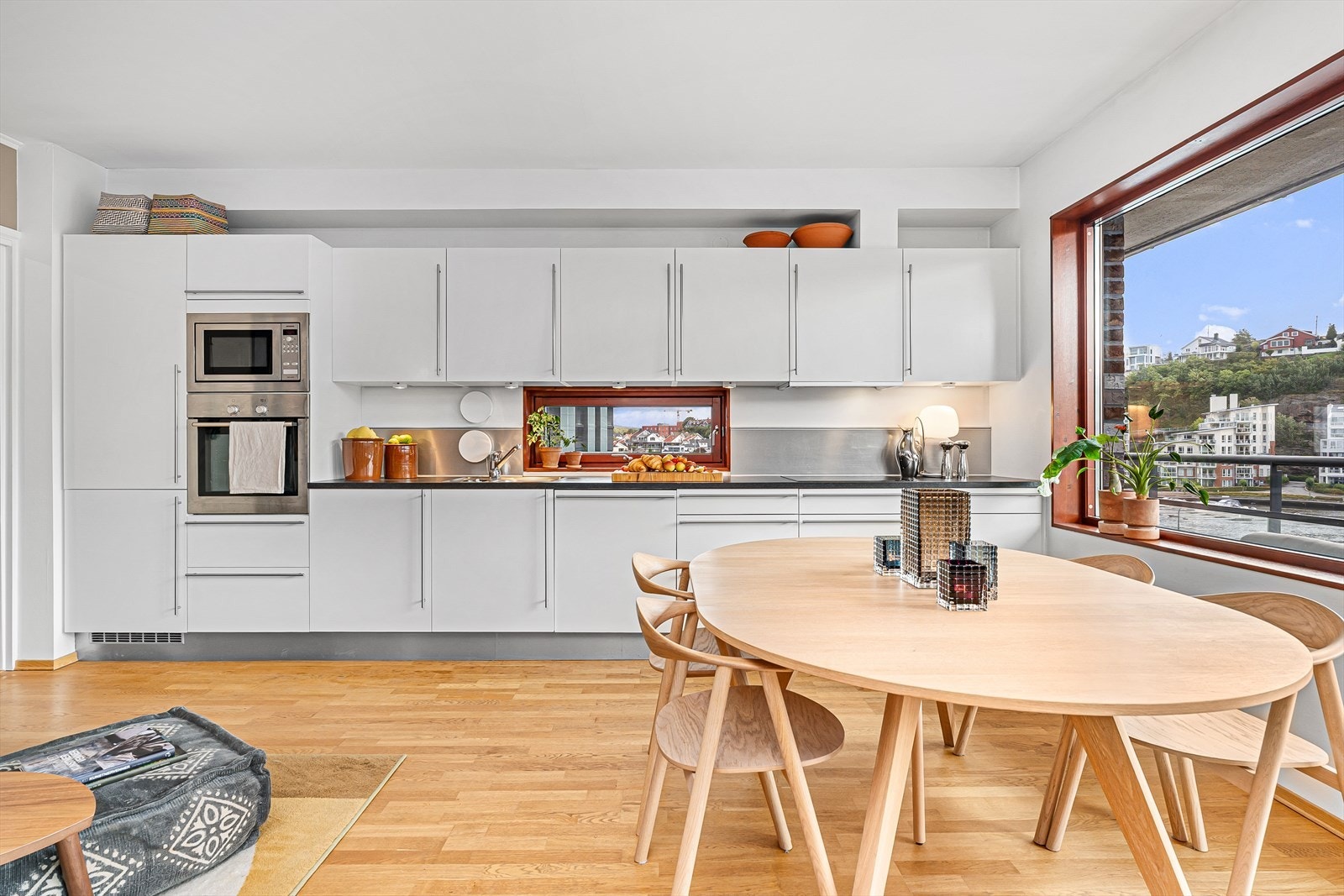 Den inneholder en åpen stue/kjøkkenløsning med tilkomst til balkong, og videre inn til 2 soverom, entre og bad. Kjøkkenet inneholder alt du behøver som integrert kjøleskap med frysedel, stekeovn, mikrobølgeovn, oppvaskmaskin og platetopp. Galleribilde