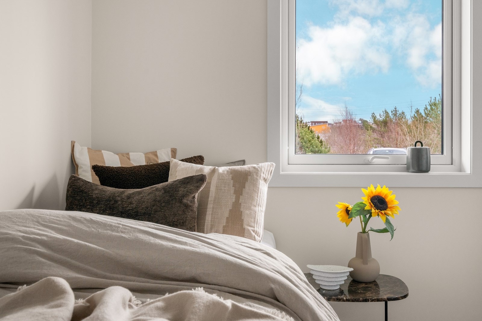 Lyst og innbydende rom med behagelige fargetoner og godt naturlig lys - et rom det er lett å trives i Galleribilde