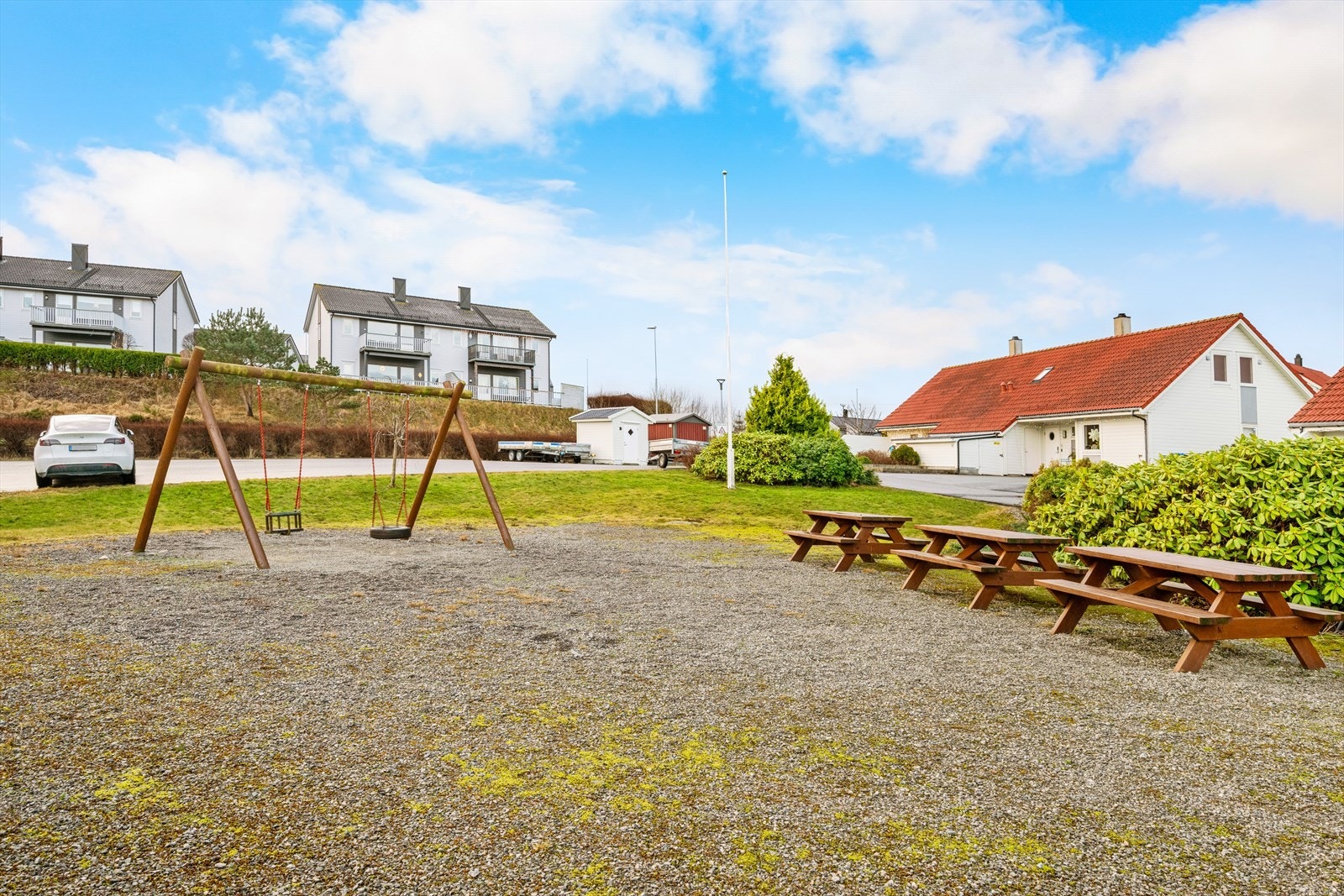 Eiendommen byr på hyggelige og funksjonelle fellesområder, samt hele to lekeplasser Galleribilde