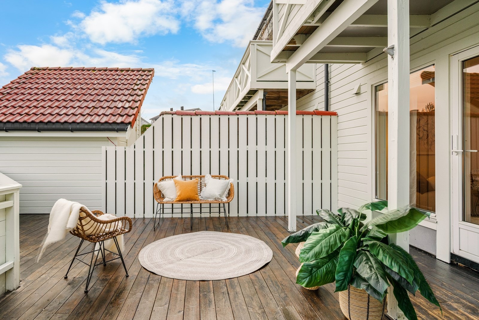 Den generøse uteplassen gir god plass til både utemøbler, grill og sosiale soner Galleribilde