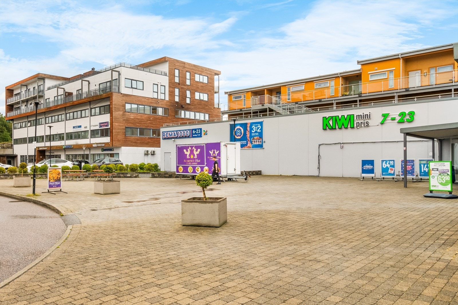 Kun ca. 3 minutter unna finner du Ågotnes Torg med et bredt utvalg av butikker og servicetilbud som dekker hverdagsbehovene Galleribilde