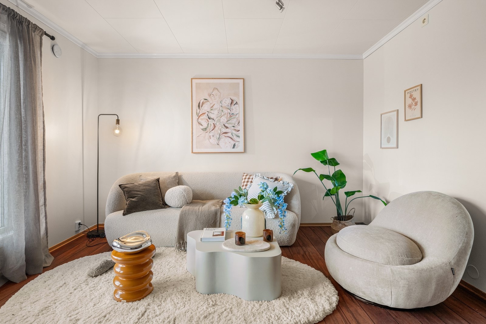 Velkommen inn til hjemmets naturlige samlingspunkt- romslig stue med store vindusflater som slipper inn rikelig med naturlig lys Galleribilde