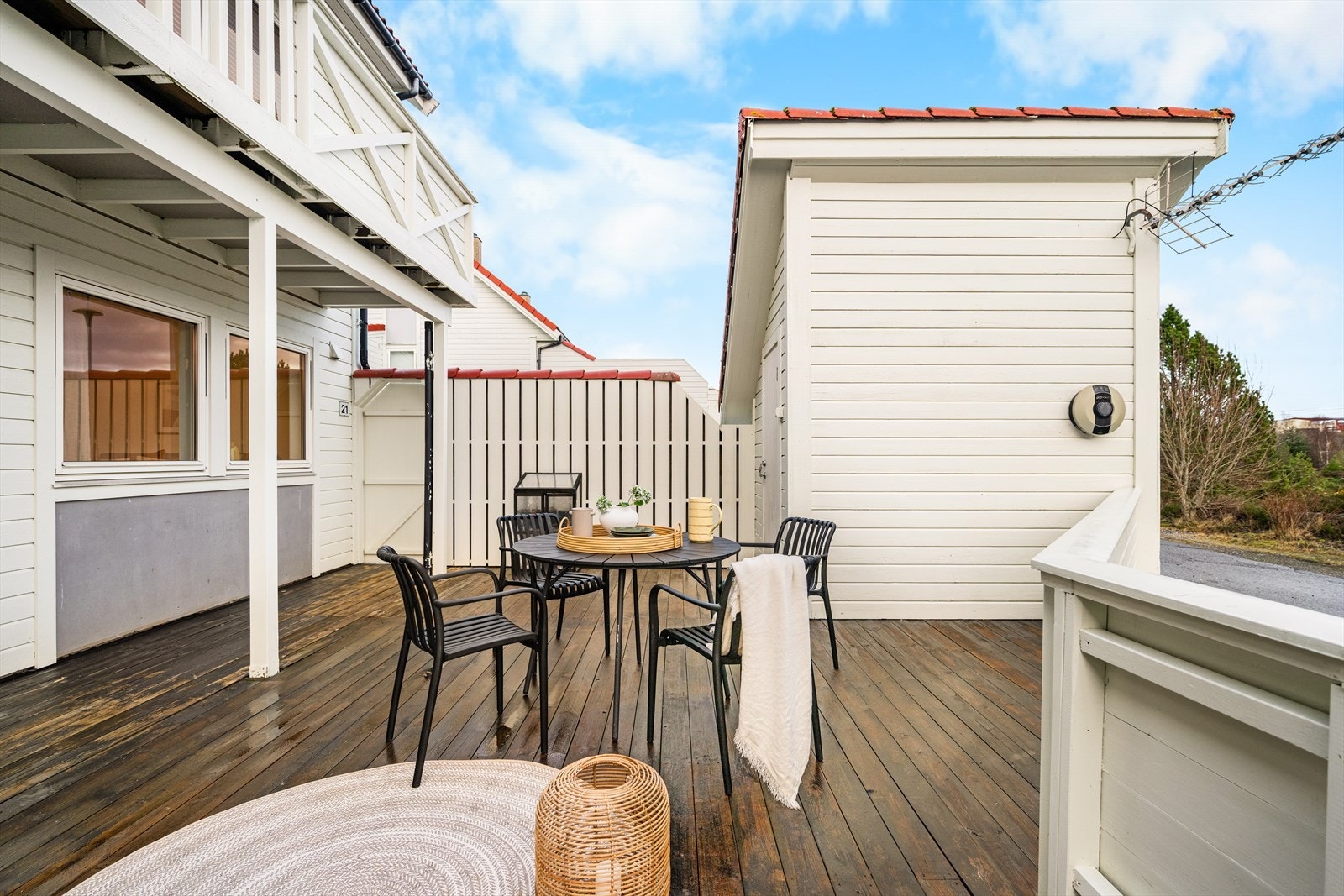 Fra stuen er det utgang til en romslig terrasse på hele ca. 45 m² Galleribilde